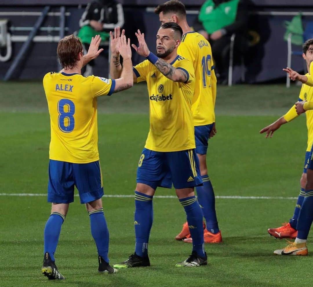 アレハンドロ・フェルナンデス・イグレシアスのインスタグラム：「Gran primera vuelta del equipo, buenas sensaciones y con ganas de más! Vamos Cádiz💛💙   #mehandichoqueelamarillo #AF8」