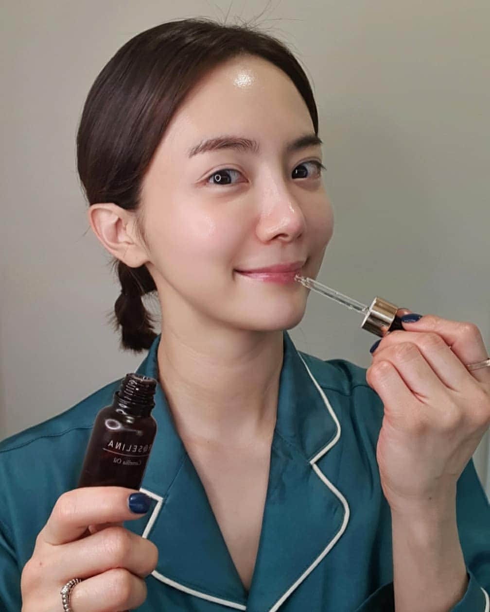 ユ・ハナのインスタグラム：「햇 동백오일을 만나기위해선 매년 10월말이나 11월을 기다려야해요! 그리고선 그 동백오일의 유통기한은 1년으로 다음해 동백오일을 압착하기 전까지 정도가 되죠.  이젠 겨울마다 창고에 곡식 쌓아두듯 햇동백오일을 챙겨두는 일이 한해나기를 준비하는 일 중 하나가 되었어요.  왜 이렇게 입아프게 좋다고하는지는 조상들부터도 아셨던거죠♡  저녁잘챙겨드세요🌺」