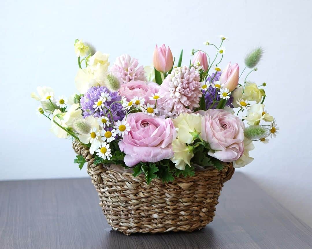 AOYAMA_HANAMOさんのインスタグラム写真 - (AOYAMA_HANAMOInstagram)「パステルカラーの春の花を使い、ナチュラルな印象に仕上げたおまかせアレンジメント。 近づくと紫とピンクのヒアシンスの甘い香りがただよいます。 ・ お誕生日祝いや出産祝いなど、ご希望のイメージでひとつひとつお作りいたします。 - - - #aoyamahanamo #flowers #flowershop #florist #instaflower #flowergram #flowerstagram #flowerlovers #おまかせアレンジメント #青山花茂おまかせアレンジメント #ラナンキュラス #スイートピー #ヒアシンス #チューリップ #マトリカリア #春の花 #花のある日常 #インスタフラワー #インテリアフラワー #フラワーアレンジメント #フラワーギフト #おうちフラワー #出産祝い #誕生日祝い」1月20日 18時22分 - aoyama_hanamo