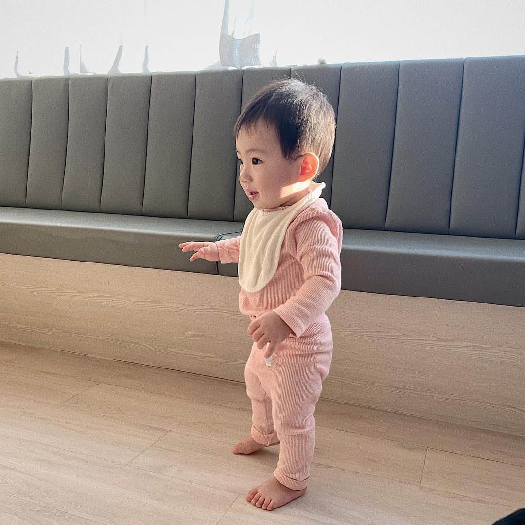 キム・ヒナのインスタグラム：「오늘은 @mooncompany_ro  하나 언니랑 하준이랑 같이🌈🎪 베이비 카페 🎪🌈 전체 대관해서 울 아가들 둘이서 아주 신나게 놀다 와떠요!!!! 한시간 정도는 조금 어색해 하더니 나머지 시간은 둘이서 정말 뽕빼고 논거 같아요?ㅋㅋㅋ근데  엄마들이 녹초 됬음...ㅋㅋ🥺」