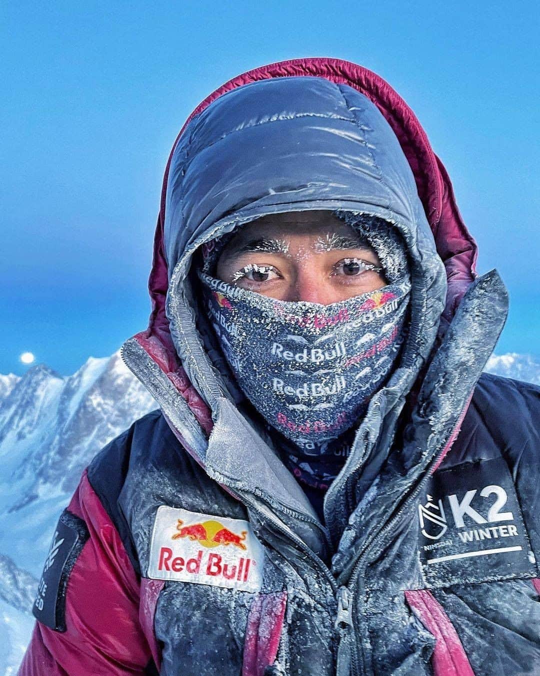 レッドブルのインスタグラム：「you are witnessing the completion of mountaineering's last great challenge, so let us lay it down for you:  ➡️ K2 is one of the world's most difficult and technical climbs ➡️ conquering K2 in winter has *NEVER* been done before ➡️ @nimsdai did it without *ANY* supplemental oxygen   Nims and his team celebrated the historic moment by singing the Nepalese national anthem as they stepped onto the summit together 🙌 well done guys, you smashed it 🙌  #redbull #givesyouwiiings #k2 #mountaineering #achievement」