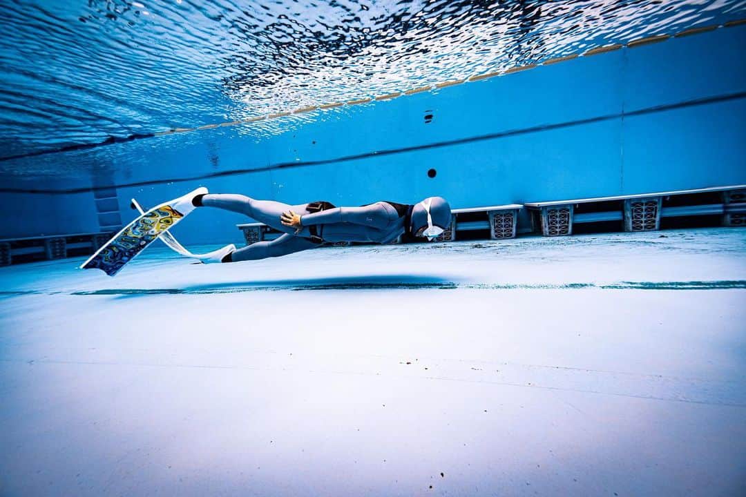LuCyCoのインスタグラム：「training 🐬 @okinawa_clown.crown   1/18 DYN 50m  いやー、ターンがなければあと25mはいけたな！！(ほんとかい  まず正しいフォームが難しすぎて、つんだ  ダンスで胸をはる癖が強すぎて、身体をまっすぐにするのが難しい！ 笑  どこにどう力をいれたらいいの？どしたらリズム良く泳げるの？🤪  と、だいたいポールダンスもコントーションもそうだった、、初めはうまく身体がつかえなくて悩む🤣　  自分には向いてないのかなぁ、とか！思ったこともたくさんある！  でも、やってくうちにわかるはずです。  目覚めよ、身体！  #沖縄ダイビングショップ #ダイビングライセンス #沖縄 #沖縄旅行 #沖縄移住生活 #素潜り #スキンダイビング #フリーダイビング #ウミガメ #goproのある生活 #海が好きな人と繋がりたい #素潜り部 #OLYMPUS #水中写真 #gopro #freediving #クラウンメンバー #遊びの王様 #clowncrown #cressi #divermag #diving #underwater #leaderfins #更なる深み #世界初会員制  #360°カメラ　#フリーダイビング仲間募集中 #スキンダイビング仲間募集」