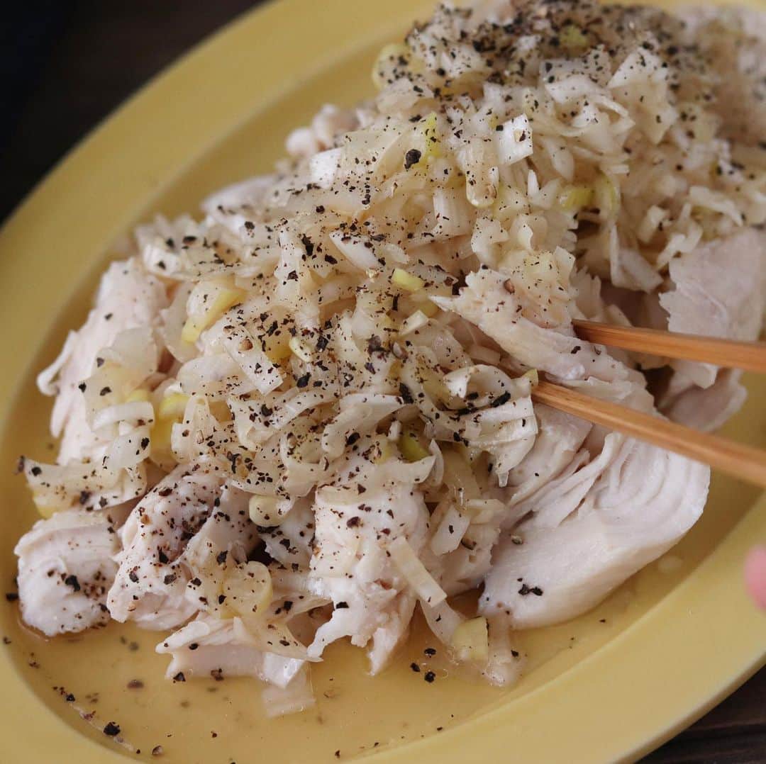 アルペンザルツ公式Instagramのインスタグラム：「レシピあり🐔 「ネギ塩ささみ」の作り方 * さっぱりと食べられるささみのレシピです。 塩で素材の味をひきたて、シンプルな味付けにしました✨ * おつまみにも、おかずにもお弁当にもおすすめのひと品です！ * * 今回のレシピは、 @moaiskitchen さんに作ってもらいました！ * [モアイズキッチンさんからのワンポイント] レンジによって火の通り加減が違うので、 中まで火が入っていることをしっかり確認してくださいね。 加熱が足りない場合は20秒ずつ追加してください。 * * ぜひ参考に作ってみてくださいね！ * * * ∴♔∴∴♔∴ Ⓡ Ⓔ Ⓒ Ⓘ Ⓟ Ⓔ ∴♔∴∴♔∴ * 「ネギ塩ささみ」 * 【材料】 鶏ささみ…4本 酒…大さじ1 アルペンザルツ…適量 A長ネギ…1/2本 A鶏ガラスープの素…小さじ1 Aアルペンザルツ…2つまみ Aごま油…大さじ1 A胡椒…少々 * * 【作り方】 ①鶏ささみにアルペンザルツと酒で下味をつけ、 耐熱容器に入れてふんわりラップをし、 電子レンジ600Wで2分加熱、裏返して2分加熱し、 余熱で中まで火を通す。 * ②長ネギはみじん切りにして、Aを混ぜ合わせる。 * ③粗熱がとれたら1をほぐす。 * ④器に3を盛り付け、2をかける。 * * #アルペンザルツ #塩 #美味しい塩 * #今日のごはん #手作りごはん #簡単レシピ #おかず #レシピ #食卓 #節約 #献立 #家庭料理 #節約生活 #自炊 #ランチ #家ごはん #時短レシピ #簡単レシピ #おいしい #料理 #美味しい #おうちごはん #手作り料理 #手料理 #料理好きな人と繋がりたい#塩レシピ#ささみレシピ#ヘルシーレシピ」