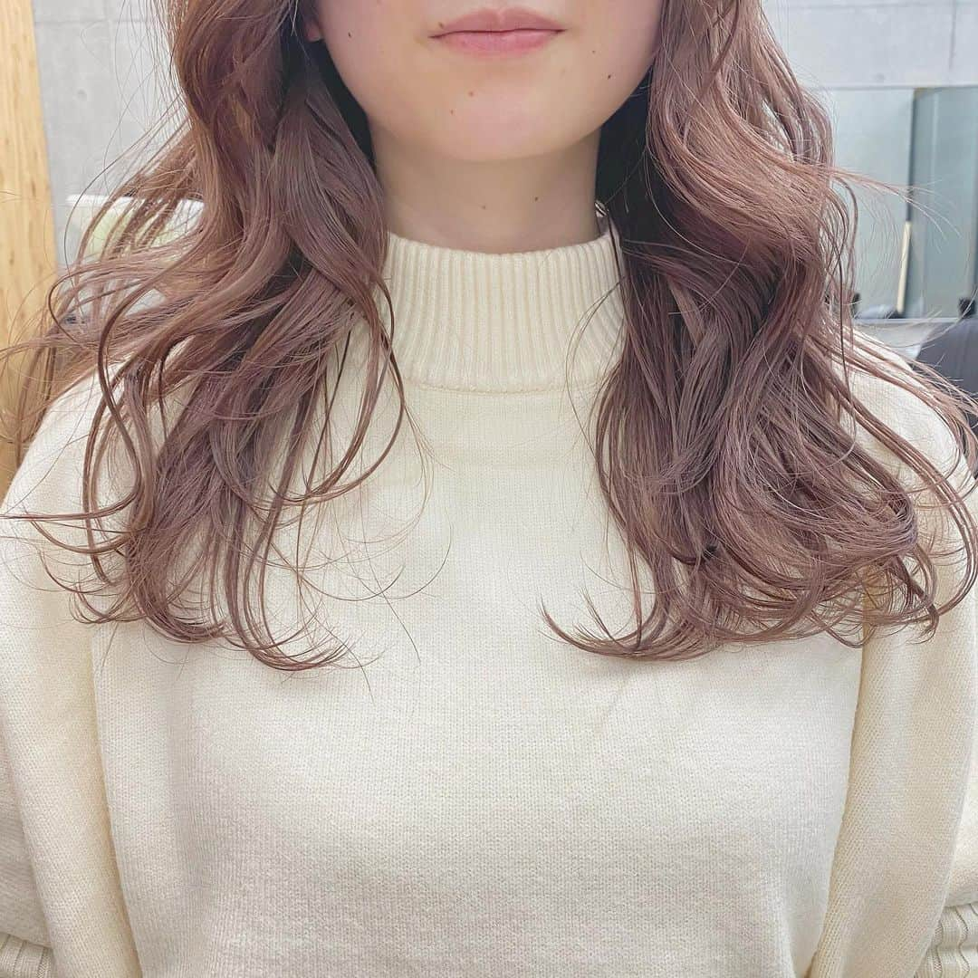 兼井遼さんのインスタグラム写真 - (兼井遼Instagram)「ピンクベージュ＊  春先取りのおすすめな カラーです🌸  今週はご予約 空いてますので お気軽にご予約ください✌︎  ツヤ感と透け感大切にします✌︎ 今月のご予約は まだお取りできます😌  #ヘアセット  #ヘアアレンジ  #アレンジ  #カット  #パーマ  #ヘアカラー  #カラー  #グラデーション  #ハイライト  #ハイトーン  #ブリーチ  #ダブルカラー  #外国人風カラー  #インナーカラー  #アッシュ  #グラデーションカラー  #グレージュ  #カット  #パーマ  #黒髪  #外国人風  #編み込み  #前髪  #シースルーバング  #ストレート  #巻き髪  #くるりんぱ  #トリートメント  #ヘアアクセサリー #ヘアメイク」1月20日 18時27分 - ryo_hair