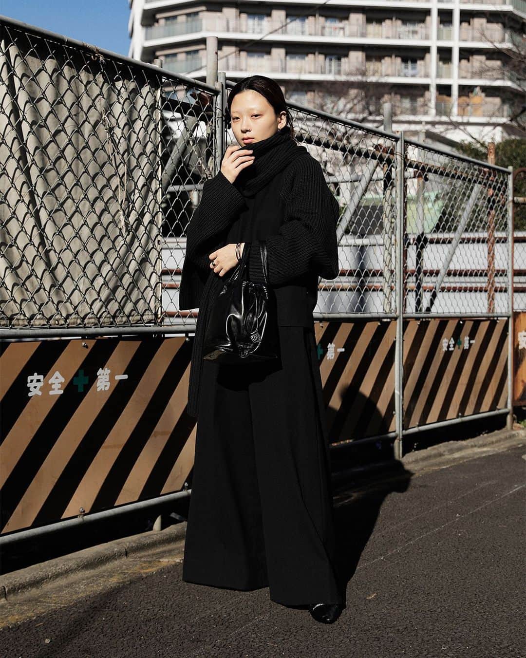 のインスタグラム：「TOKYO STREET STYLE⁣⁣ Name: @honaminaotsuka  Occupation: Shop Staff (@johnlawrencesullivan_official) Outer: #COS Top: #JOHNLAWRENCESULLIVAN Pants: #JOHNLAWRENCESULLIVAN Shoes: #LOEWE Bag: #pacorabanne #streetstyle#droptokyo#tokyo#japan#streetscene#streetfashion#streetwear#streetculture#fashion#ストリートファッション#コーディネート ⁣⁣ Photography: @fumiyahitomi」