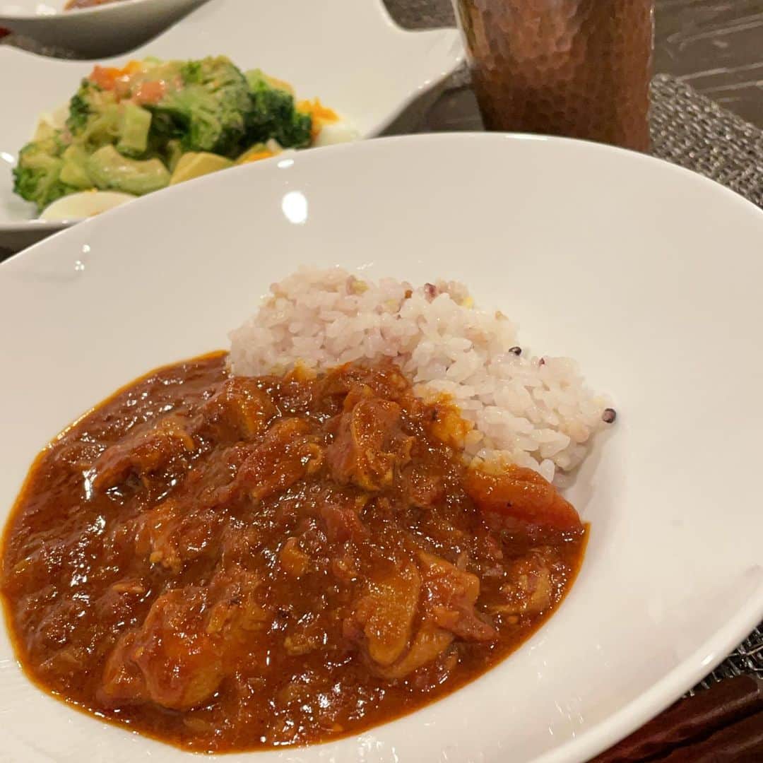 吉田美紀さんのインスタグラム写真 - (吉田美紀Instagram)「・ ・ 仕事先でよく食べていた トマトチキンカレーが どうしても食べたくて 再現できないかなぁと試みたカレー。 ・ 何か少し違うけれど遠すぎもしない！笑 ・ これはこれで我ながらとっても美味しかったです◎ ・ 最後に色々調整したから全てが目分量。。 2度と同じ味には仕上がらないだろうなぁ…🤣 ・ #curry #tomatocurry #chickencurry #dinner #dinnerathome #カレー #トマトチキンカレー #再現カレー #おうちごはん #お家ごはん #おうちカレー #mikis_kitchen #チキンプレイス のカレー、また食べたいな♡」1月20日 18時35分 - miki__yoshida
