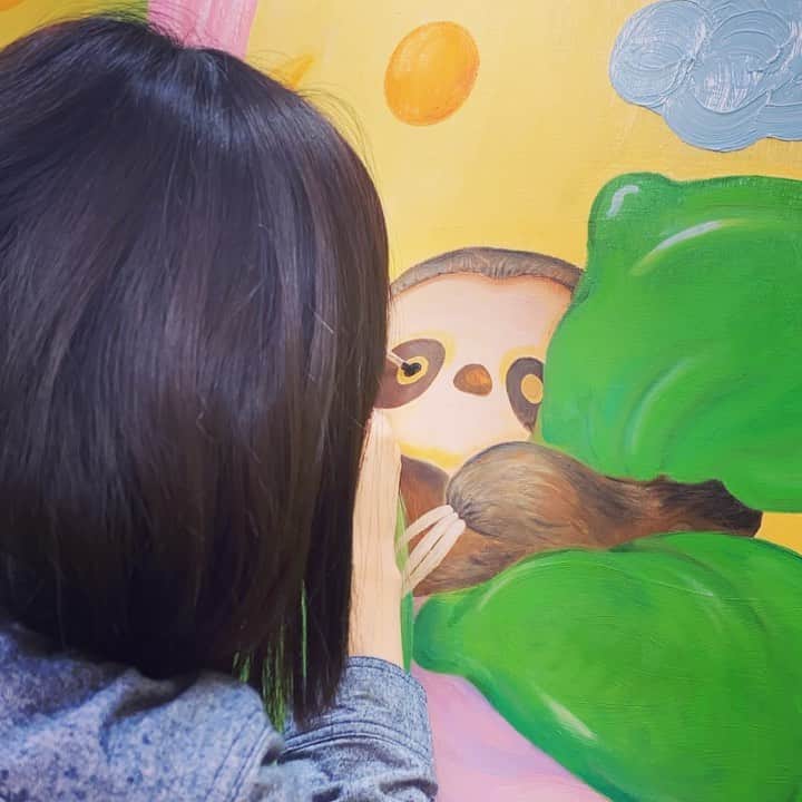 小池花瑠奈のインスタグラム：「命を吹き込む瞬間🌱 めんたまちゃんを描くこと これが本当に…とてつもなく緊張する。のでそわそわそわそわして仕方のない日々からやっとのことで卒業致しました。 わー🐾  #nowdrawing  #絵 #油絵 #お絵描き #アクリル絵具 #アクリル #抽象画 #art #artwork  #dessin #デッサン #drawing  #abstractpainting #oilpainting #acrylicpainting #animal #japaneseartist #etepinart #etepin #松宮なつ」