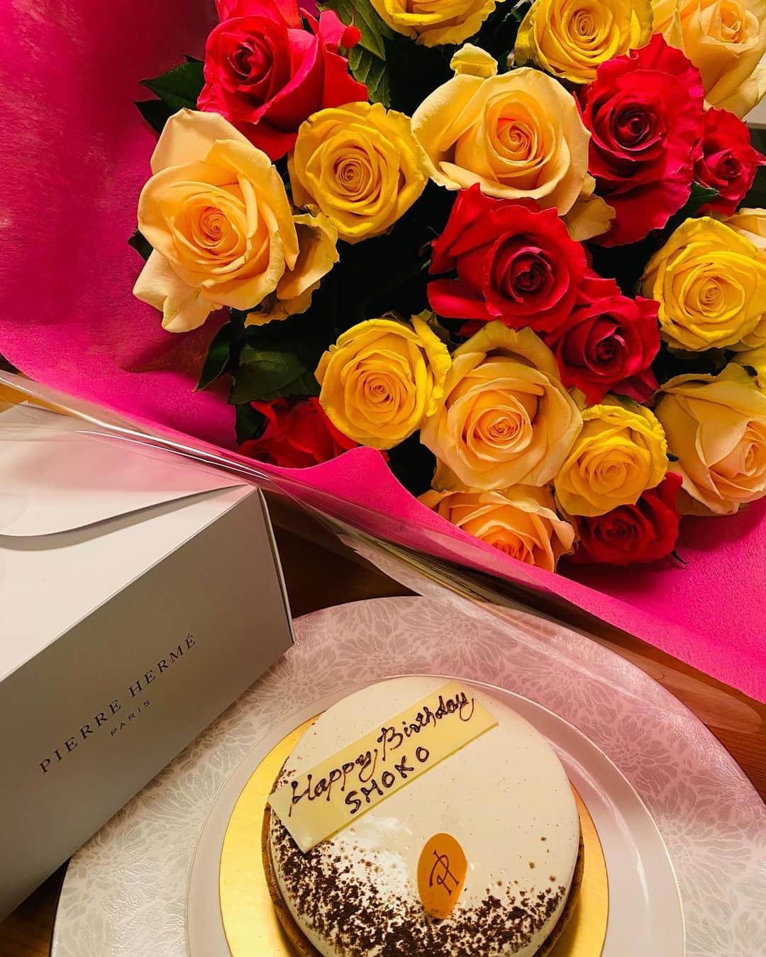中村祥子のインスタグラム：「Happy birthday のたくさんの メッセージ😄♥️ 頂きました。 ありがとうございます✨✨✨ 大変な時期ではありますが、 今、出来ることを少しずつ前進させながら、また皆さまとバレエの世界を共に楽しんでいけるよう自身を高め努めてまいります。 ケーキは私が好きな　@pierrehermejpofficial のタルト アンフィニマン ヴァニーユ♥️ 👨ありがとう☺️ 息子も1月誕生日👦🏻ケーキは いつも　@dolce_maririsa に お願いしてます♥️  #たくさんのありがとう❤️」