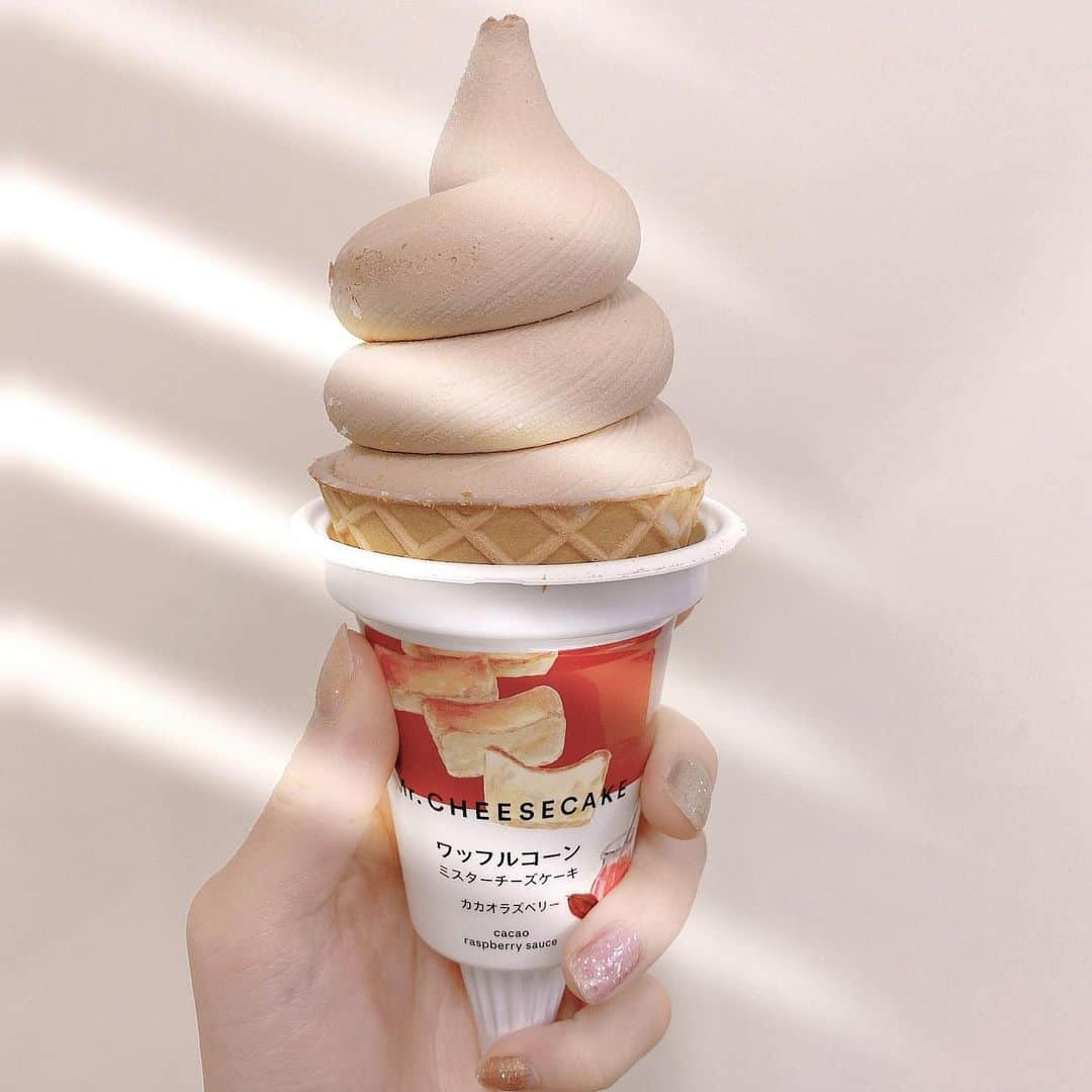 石川花音のインスタグラム：「・ すっごい寒い日にさむいさむい言いながら食べた🥶🍦🧀  爪かわいい🥳🥰  #ミスターチーズケーキアイスクリーム #ミスチアイス #セブンアイス　#mrcheesecake #ミスターチーズケーキ」