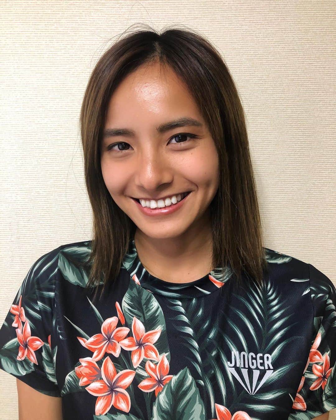 佐野千晃のインスタグラム：「加工0%と加工100%！﻿ ﻿ 肌が綺麗なだけで印象が変わる、、、🤔﻿ ﻿ ちょっとやりすぎ感もあるけど、、、🤔﻿ ﻿ ちっこいニキビとか肌のキメとかもっと気にしよう、、、🤔﻿ ﻿ #natural #healthy #good #gilrs #gilr #cool #cute #ooted #selfie #self #face #スポーツ女子 #スポーツ #ハワイ #笑顔 #ひまわり#肌 #メンテナンス」