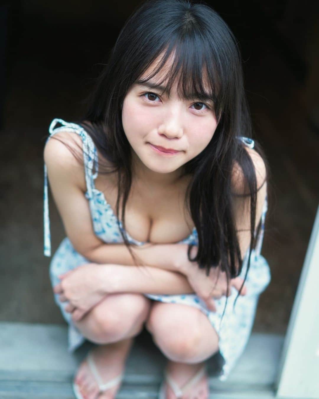 のインスタグラム：「昨日の会見で「お気に入りのカットは？」の質問に答えて出た写真🤳  きょんこは「ランチ後だけどまだ満たされてないーといった甘えている表情がお気に入り」と言っていました！ ちなみにお母様も子供の頃を思い出す写真だと言っていたため親子揃ってお気に入りらしいです！🥰  #齊藤京子1st写真集  #とっておきの恋人 #齊藤京子 #日向坂46 #きょんこしか勝たん  #国民的彼女 #kyonstagram 👸💕  📢ご購入はプロフィールのリンクから」