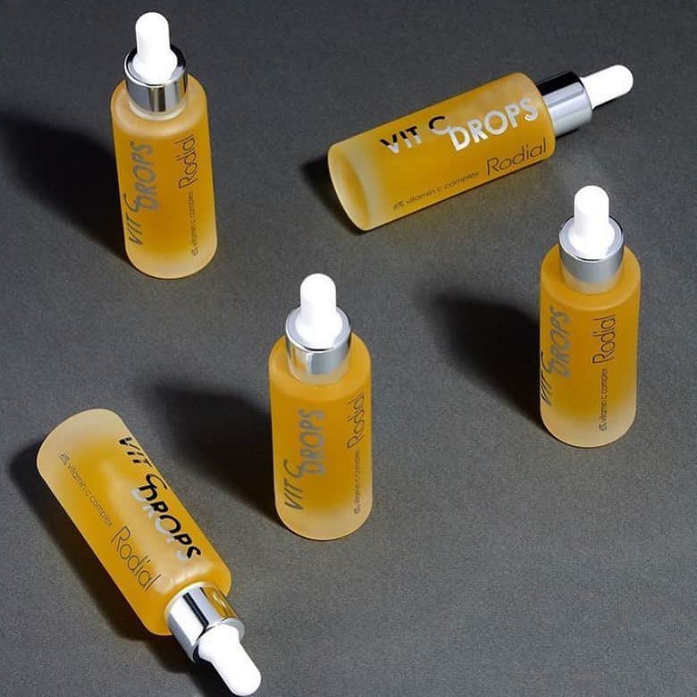ロディアル Rodial Japanのインスタグラム：「「VIT C ブースタードロップス」 ⠀ ⠀ ⠀ 〈商品説明〉 安定型ビタミンC複合体を6%もの⾼濃度で配合した濃縮美容液。 ⠀ ⠀ ビタミンCが肌のキメを整えなめらかな肌印象へ。 ⠀ ⠀ 気になるエイジングサインにアプローチするとともに、クリアで輝く健やかな肌へと導きます。 ⠀ ⠀ ブースターとして、美容液としていつものお手入れにプラスワン。 ⠀ ⠀ ▼お悩み・効果▼ 【ハリ・弾力】【ツヤ】【集中ケア】 ⠀ ⠀ ⠀ 〈ご使用方法〉 毎朝晩、化粧水で肌を整えた後、２〜３滴を⼿に取り、顔全体から⾸元に⽬元を避けて丁寧になじませます。 ⠀ ⠀ ⠀ ⠀ VIT C ブースタードロップス（31mL） ¥ 16,500(税込) ⠀ ⠀ ⠀ ========================== ⠀ ◆ Online Exclusive　◆ ⠀ 全商品【10％OFF】クーポン ⠀ ▼───────────────▼ クーポンコード：stayhome ▲───────────────▲ ⠀ ※ご購入の際クーポンコード入力欄にご入力ください ※2021年2月7日(日)迄 ※他クーポンとの併用不可 ※期間中何度でもご使用可能 ⠀ ========================== ⠀ ⠀ ⠀ お得になるこの機会に、是非お試しくださいー。」