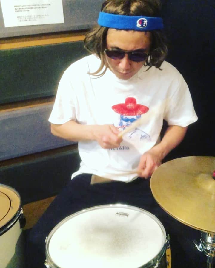 おたこぷーのインスタグラム：「ドラム漫談　いつもより抜いた感じでやってみました。 #ゴミ #川  #皮  #黒」