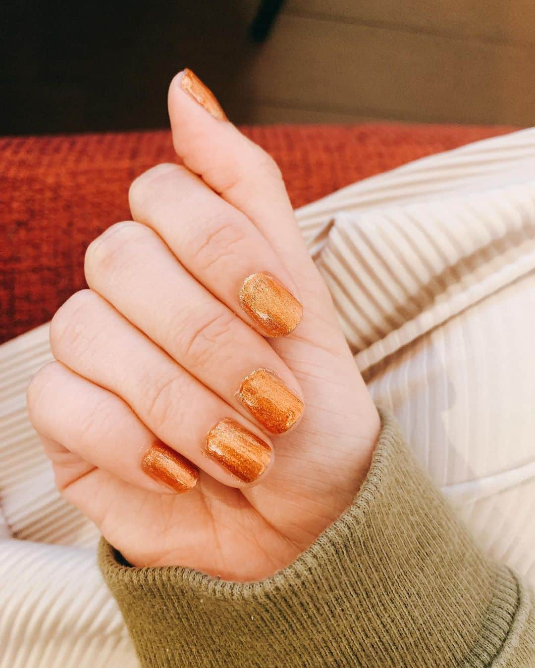 レオラさんのインスタグラム写真 - (レオラInstagram)「セルフネイル💅❤️ Goldのラメと赤のシロップネイル 重ねたらいい感じになりました🌈😚 思いつきで試して上手くいくと倍嬉しい！ . #selfnail #nailcolor #ネイル #セルフネイル」1月20日 18時40分 - leola_official