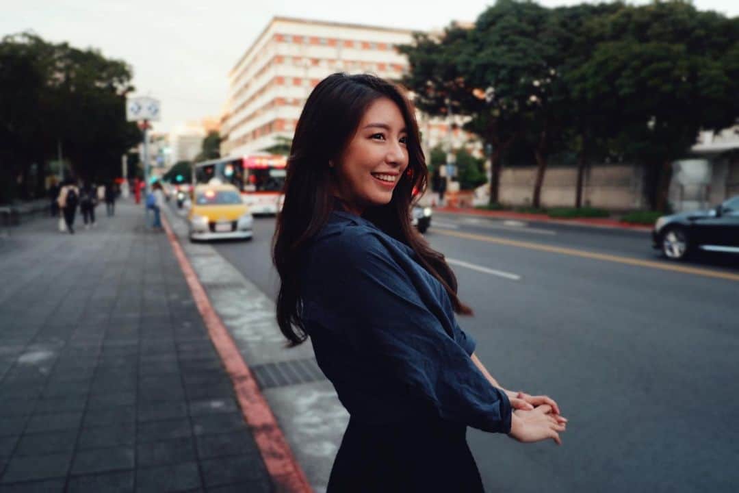辜莞允（Nono Ku）のインスタグラム：「幫這張照片取名的話⋯ 「接你下班」這個可以嗎😆  #腦視角 #猜猜這是哪兒」