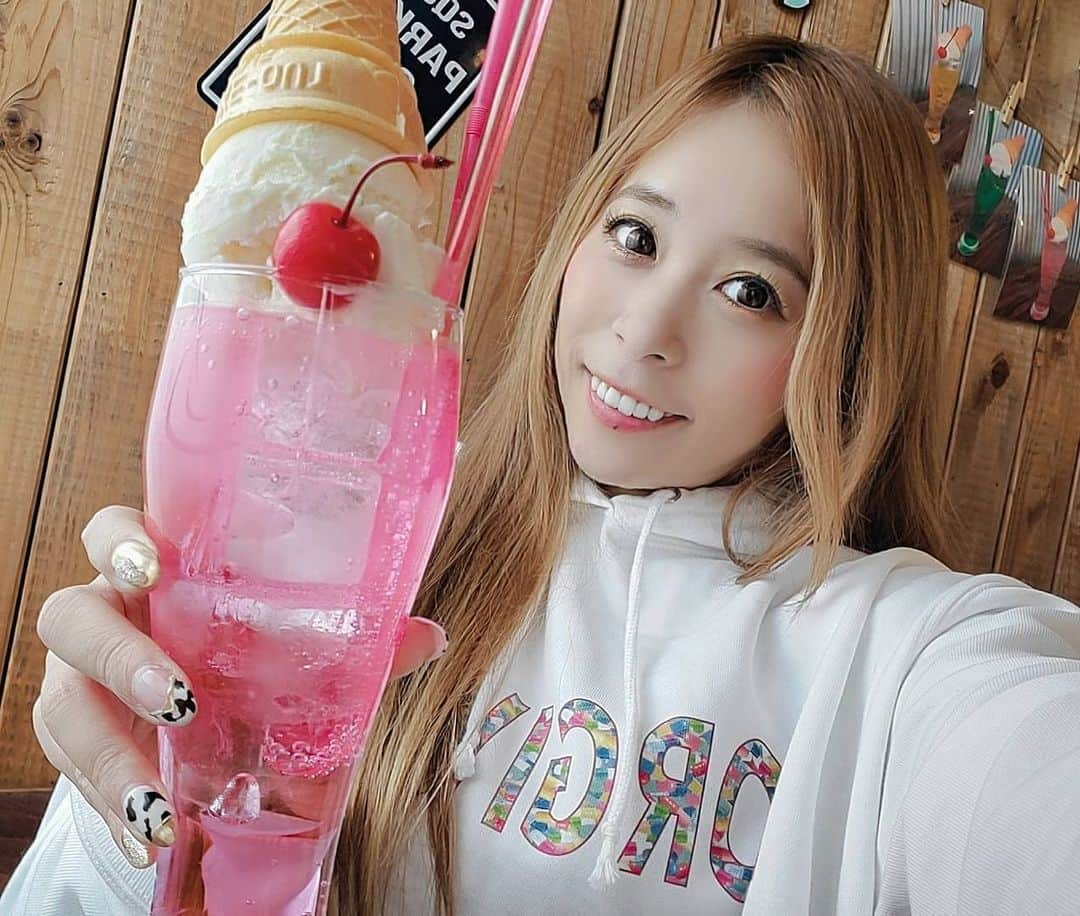 のインスタグラム：「大阪出戸駅近くのカフェSKR✨ 私は全く詳しくないけどジャニーズWESTとE-girlsのメンバーのお父様とお母様が経営されてるカフェらしいです！！  次はランチやごはん系食べたい美味しそうやった！！🍚😋  #ようようさん #エンタメ #アイドル #キャンギャル #イベントコンパニオン #レースクイーン #撮影会モデル #フォロワー募集中 #撮影会 #関西モデル  #Japanesegirl #followme #model #cosplay #racequeen #kawaii #instagood  #instalove #instaphoto #いいね返し #カメラ好きな人と繋がりたい #被写体 #クリームソーダ #クリームソーダ部 #cafeskr #大阪カフェ #カフェ巡り #インスタ映えスイーツ #痩せたい #とは」