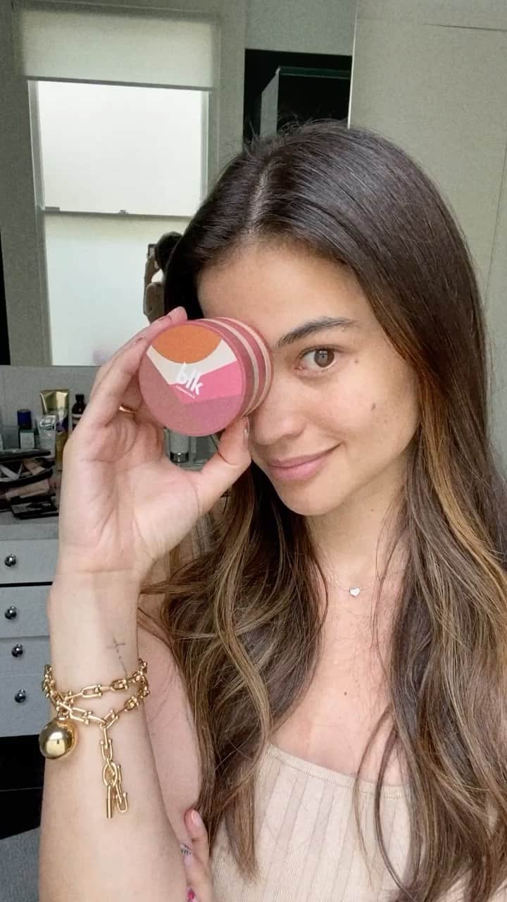アン・カーティスのインスタグラム：「For an uncomplicated, simple and fresh look - My go to is our blk facestack @blkcosmeticsph. Love all our shades!!! ✨   We have some awesome deals over in shoppee till the end of the month so be sure to check it out 😘」