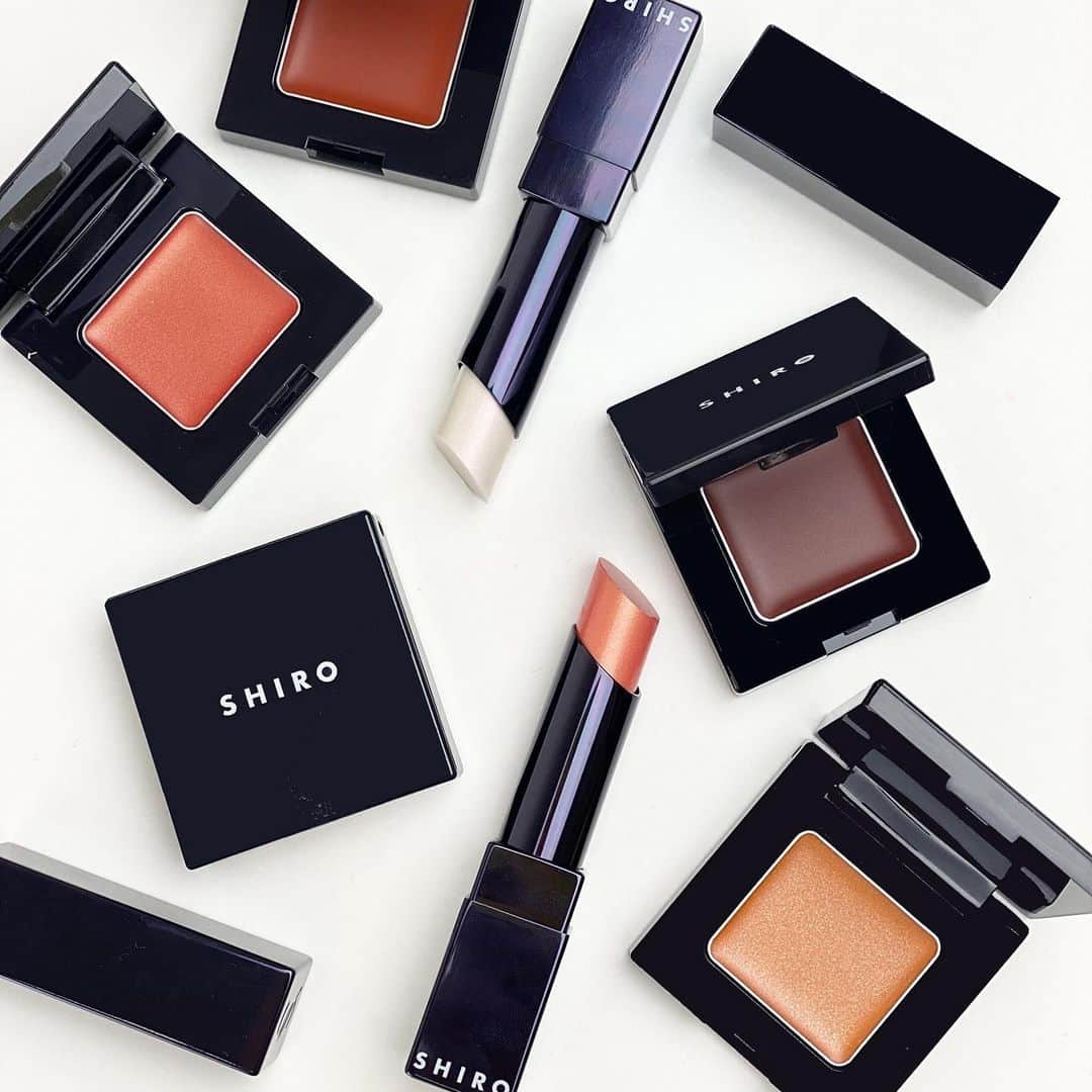 のインスタグラム：「生姜のパワーで潤いをまとう、新しいメイクアップ。  【SHIRO】の「MAKEUP COLLECTION 2021 SS」が到着！ブランドを代表する素材、"ジンジャー（生姜）”の恵みを味方にした、5色のアイシャドウと2色のリッププライマーがお目見え🍂  （2枚目） ジンジャーアイシャドウグロウ 限定5色 各3,300円（税込）  みずみずしい塗り心地で虜になってしまいそうな、クリアで明るい発色のアイシャドウ。  （3枚目左上から） 1A01 サンライトデュー 1A02 スカーレットホープ 1A03 スマイルオーカー 1A04 ジョイフルハート 1A05 ディライトアンバー  （4枚目） ジンジャーリップカラープライマー 限定2色 各4,180円（税込）  唇の色補正とうるおいチャージをするリッププライマー。これ1本でもリップメイクが可能！  （4枚目右から） 1A01 ホワイティッシュピンク 1A02 シャインスカーレット  全て2021年1月7日（木）より限定発売中  ーーー  New makeup collection with the power of "ginger"  "MAKEUP COLLECTION 2021 SS" from【SHIRO】is here! "Ginger", a classic ingredient for the brand is incorporated for the 5 shades of eyeshadow and 2 shades of lip primer🍂  (2nd Pic) GINGER EYESHADOW GLOW Limited 5 Shades Each 3,300 JPY (with tax)  Refreshing eyeshadow with a moisturizing texture and clear, sheer pigmentation.  (3rd Pic From Top Left) 1A01 Sunlight Dew 1A02 Scarlet Hope 1A03 Smile Ochre 1A04 Joyful Heart 1A05 Delight Amber  (4th Pic) GINGER LIP COLOR PRIMER Limited 2 Shades Each 4,180 JPY (with tax)  Lip primer to moisturize the lips and correct any color. Can also be used on its own!  (4th Pic From Right) 1A01 White-ish Pink 1A02 Shine Scarlet  Limited edition in stores from January 7, 2021  @shiro_japan #シロ #ジンジャーアイシャドウグロウ #ジンジャーリップカラープライマー #エシカル割 #アイシャドウ #リップ #春コスメ #コスメ #化粧品 #メイク #コスメ部 #コスメ好きさんと繋がりたい #アットコスメ #shiro #shiromakeup #newme #newglow #beauty #makeup #cosmetics #ilovemakeup #beautynews #atcosme」