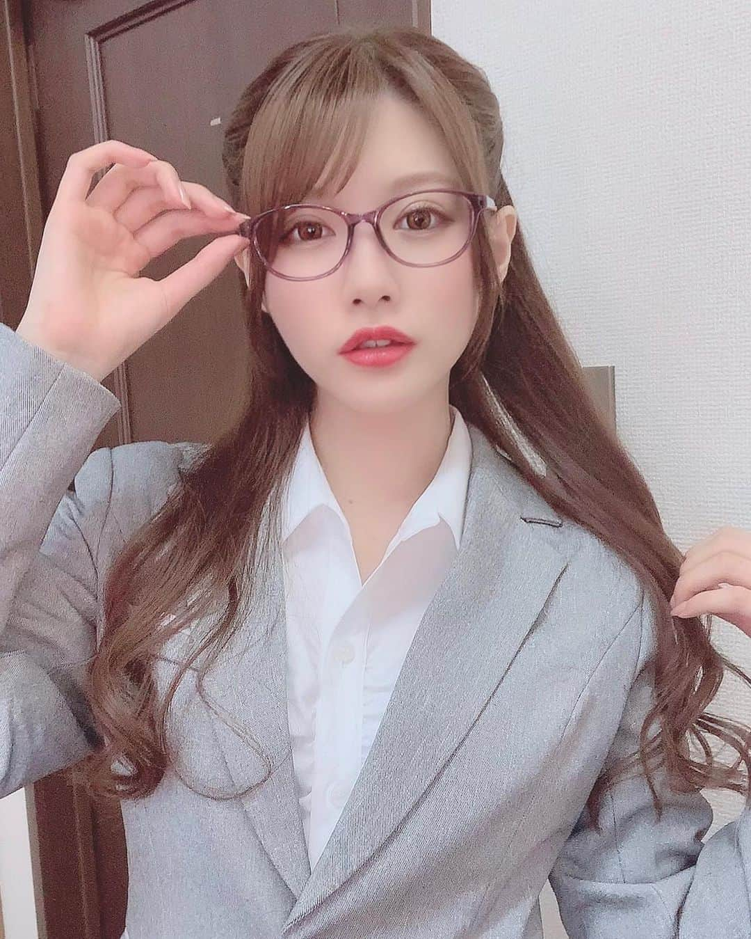 相沢みなみさんのインスタグラム写真 - (相沢みなみInstagram)「久々めがね🤍 . how do I look? ❤︎ . 你喜欢我戴着眼镜的样子？ . #相沢みなみ  #めがね女子 #眼鏡女子」1月20日 18時49分 - epoint2016