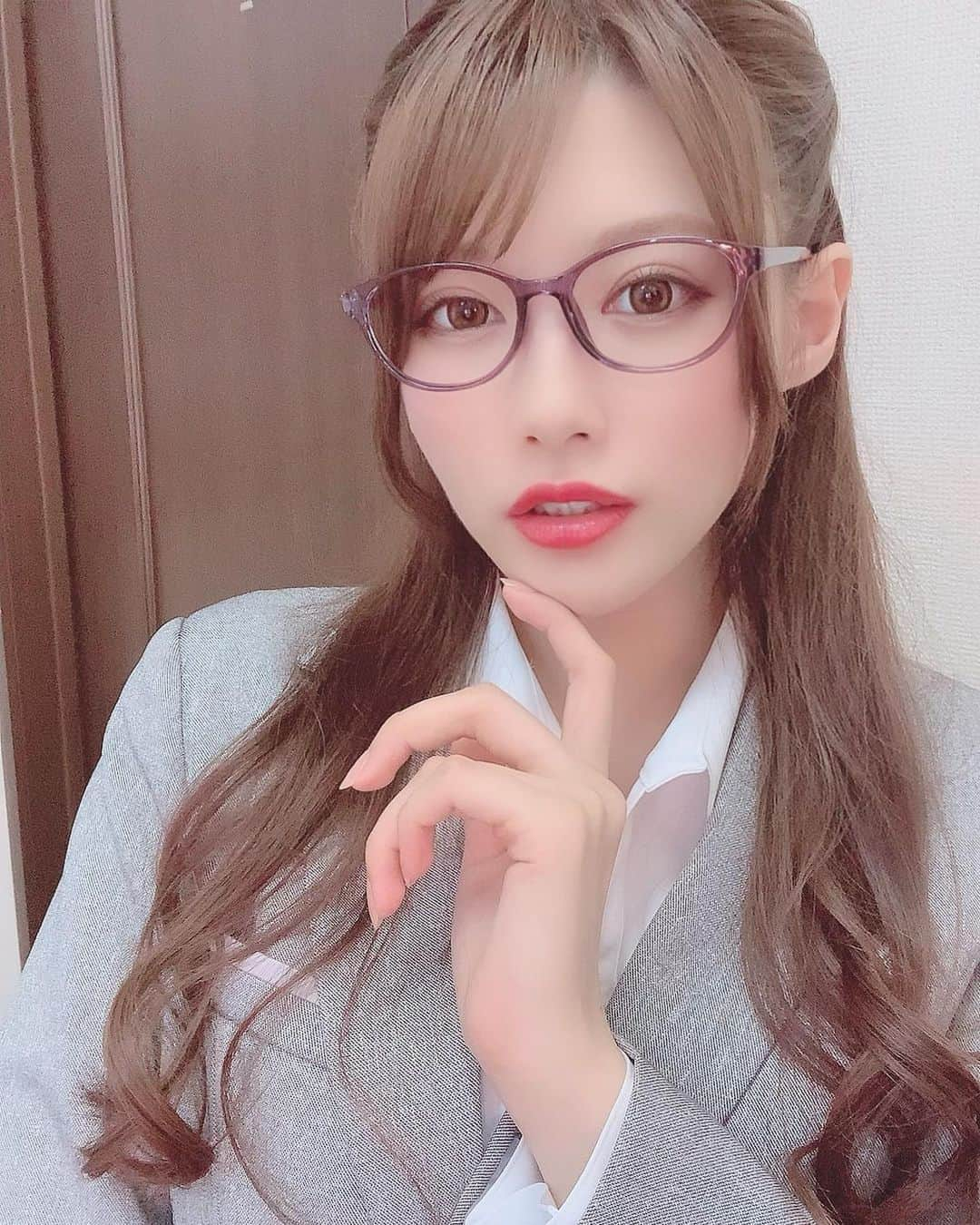 相沢みなみさんのインスタグラム写真 - (相沢みなみInstagram)「久々めがね🤍 . how do I look? ❤︎ . 你喜欢我戴着眼镜的样子？ . #相沢みなみ  #めがね女子 #眼鏡女子」1月20日 18時49分 - epoint2016