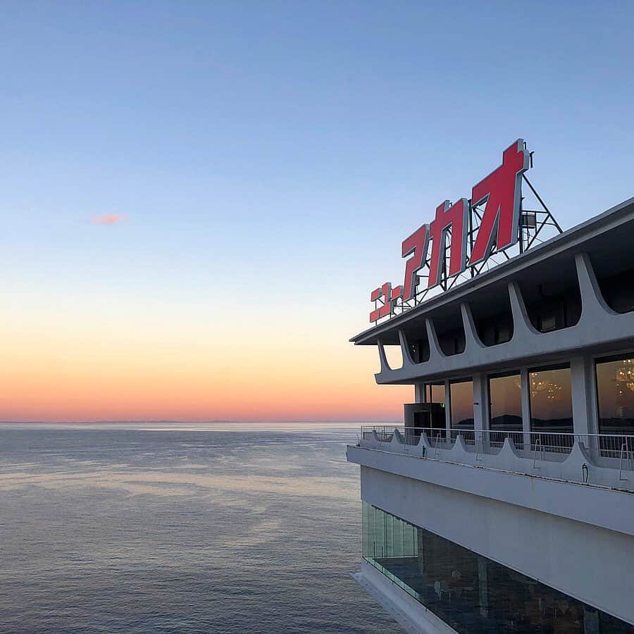 ホテルニューアカオ　熱海温泉＆リゾートのインスタグラム：「・ 夕焼けのオレンジと海のコントラスト🌊 冬は海がとても綺麗にみえますよね👀🌨 見ているだけで癒されます✨」