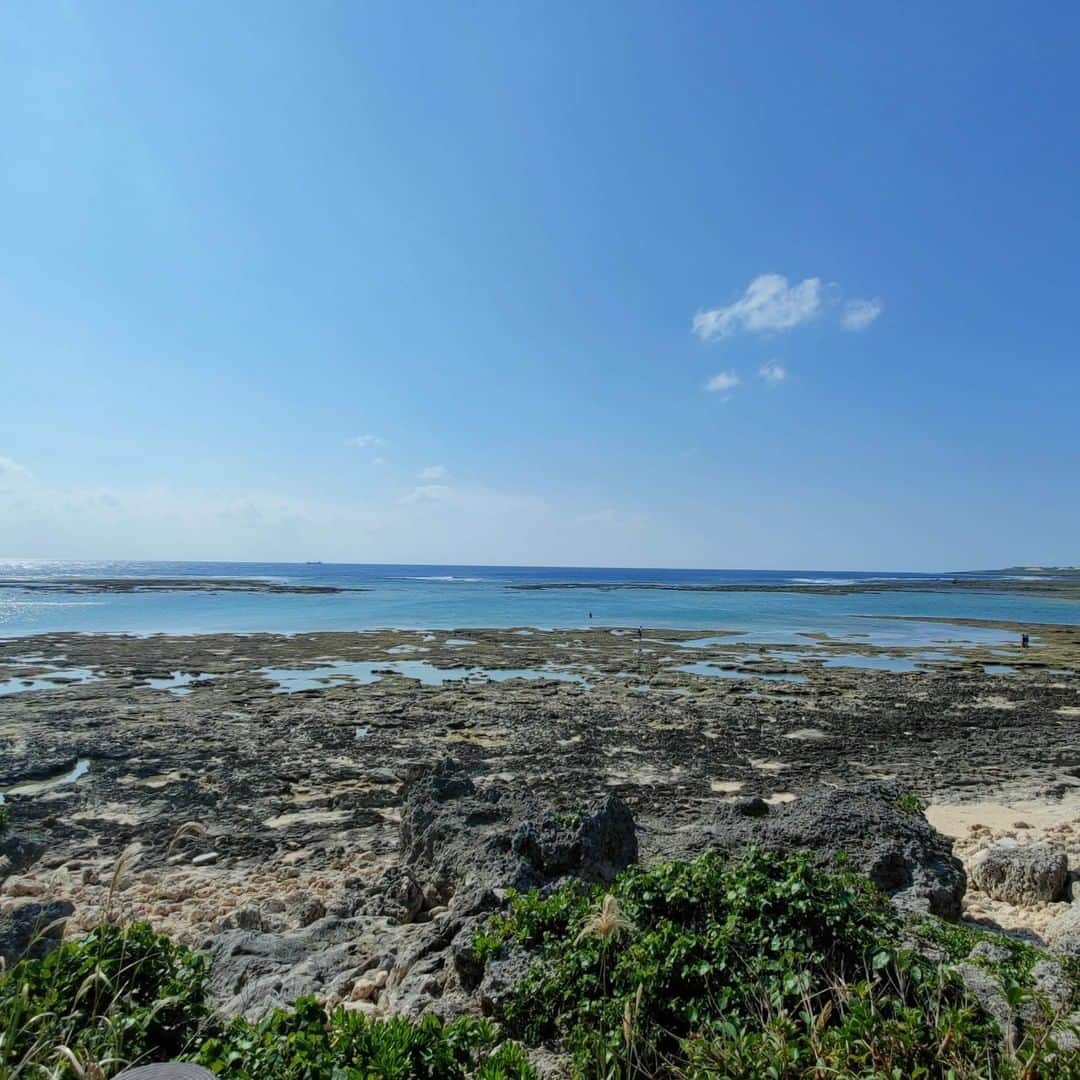 Be.okinawaのインスタグラム：「Looking for a place to fully enjoy the sea in the southern Okinawa main island? How about Odohama Coast (locally known as John Man Beach) where you can surf and snorkel all year round? It’s a 30-minute drive from Naha Airport.  📍: Odohama Coast; John Man Beach, Itoman City  At low tide, you can see coral reefs and tropical fish in tide pools, so it is also popular for those with children. 😉  Tag your own photos from your past memories in Okinawa with #visitokinawa / #beokinawa to give us permission to repost!  #itomancity #odobeach #糸満市 #ジョン万ビーチ #糸滿市 #大渡海岸 #이토만시 #오도비치 #surfinglife #travelbucketlist #japan #travelgram #instatravel #okinawa #doyoutravel #japan_of_insta #passportready #japantrip #traveldestination #okinawajapan #okinawatrip #沖縄 #沖繩 #오키나와 #旅行 #여행 #打卡 #여행스타그램」