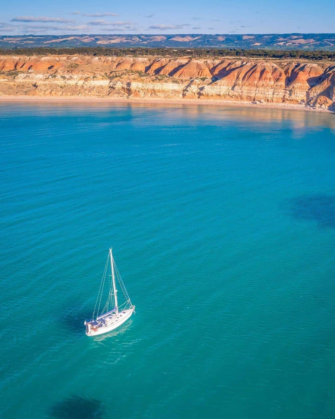 Australiaさんのインスタグラム写真 - (AustraliaInstagram)「Jump aboard, we’re taking you on an @officialfleurieupeninsula adventure! ⛵💦 We must admit, we did get a rush of FOMO when we saw this shot by @nathangodwin - who wouldn’t rather be sailing across these ‘insanely perfect’ waters in @southaustralia right now?! This blanket of blue, aka #MaslinBeach, is just one of the many secluded spots in the #FleurieuPeninsula, which is only a 45-minute drive from @cityofadelaide. A visit here simply isn’t complete without exploring the impressive #GullRock, a little cove between #MaslinBeach and #PortWillunga that boasts panoramic ocean views and plenty of insta-worthy moments. #seeaustralia #seesouthaustralia #fleuriupeninsula #holidayherethisyear」1月20日 19時00分 - australia
