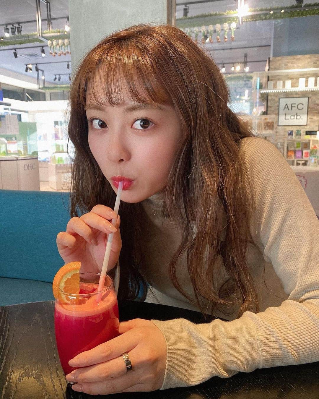 辰巳さくら（さくてん）さんのインスタグラム写真 - (辰巳さくら（さくてん）Instagram)「南国のフルーツが好きい🖐❤️ だけど海は好きぢゃない🏖笑 今日はオン眉風にしてみたよ← #心斎橋カフェ　#カフェ　#tuffe #tuffeterraceeat #トゥッフェテラスイート #大丸心斎橋 #スイーツ　#ピタヤオレンジ　#ドラゴンフルーツ #オン眉　#オン眉ロング #ロングヘア」1月20日 18時53分 - s.kten