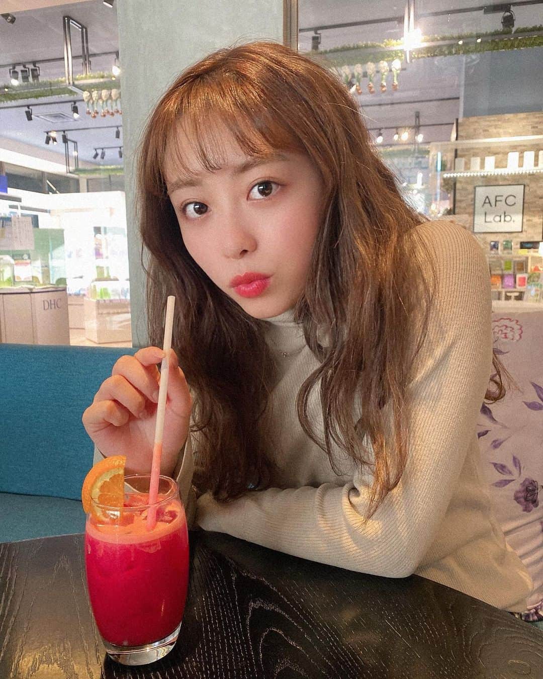 辰巳さくら（さくてん）さんのインスタグラム写真 - (辰巳さくら（さくてん）Instagram)「南国のフルーツが好きい🖐❤️ だけど海は好きぢゃない🏖笑 今日はオン眉風にしてみたよ← #心斎橋カフェ　#カフェ　#tuffe #tuffeterraceeat #トゥッフェテラスイート #大丸心斎橋 #スイーツ　#ピタヤオレンジ　#ドラゴンフルーツ #オン眉　#オン眉ロング #ロングヘア」1月20日 18時53分 - s.kten