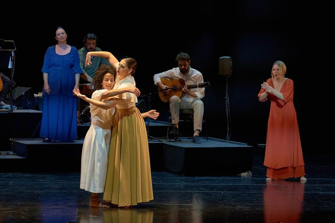 DeFlamenco.comさんのインスタグラム写真 - (DeFlamenco.comInstagram)「Gugurumbé, la naturalidad del mestizaje Por @saraarguijoes  Ayer en el @teatrodelamaestranza de Sevilla  Reseña y fotos en la portada de nuestra web deflamenco.com   https://www.deflamenco.com/revista/resenas-actuaciones/gugurumbe-la-naturalidad-del-mestizaje.html  #deflamenco #flamenco #fotoflamenco #flamencosevilla   @rociomarquezoficial @antonio.ruz_ @monicaiglesiasflamenco @danidemoron_21 @fahmialqhai」1月20日 18時54分 - deflamenco