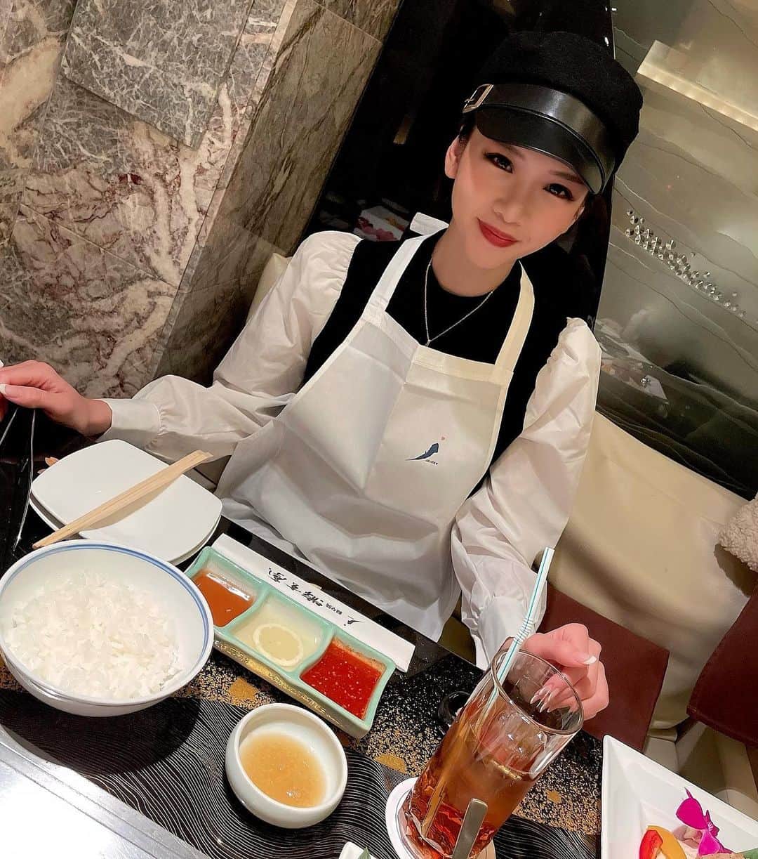 Yukkyのインスタグラム：「このエプロンシャンパンガールの 衣装にしたいんですけど‪w‪w 怒られますよね‪w‪w‪w 焼肉に白いご飯は永遠に食べられる🍚 . . . . . #showgirl#dancer#japanesegirl#girl#instalike#instafood#instafashion#instadaily#lfl#fff#anime#yakiniku#焼肉#叙々苑#游玄亭#西麻布#大食い女子#休日の過ごし方#黒髪ボブ#ショートヘア#冬メイク#インスタフード」