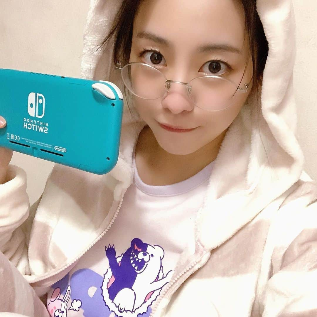 池田愛さんのインスタグラム写真 - (池田愛Instagram)「#部屋着 #おうち時間 #ゲーム女子 #ダンガンロンパ #switchlite #眼鏡女子」1月20日 18時55分 - ai_ik3