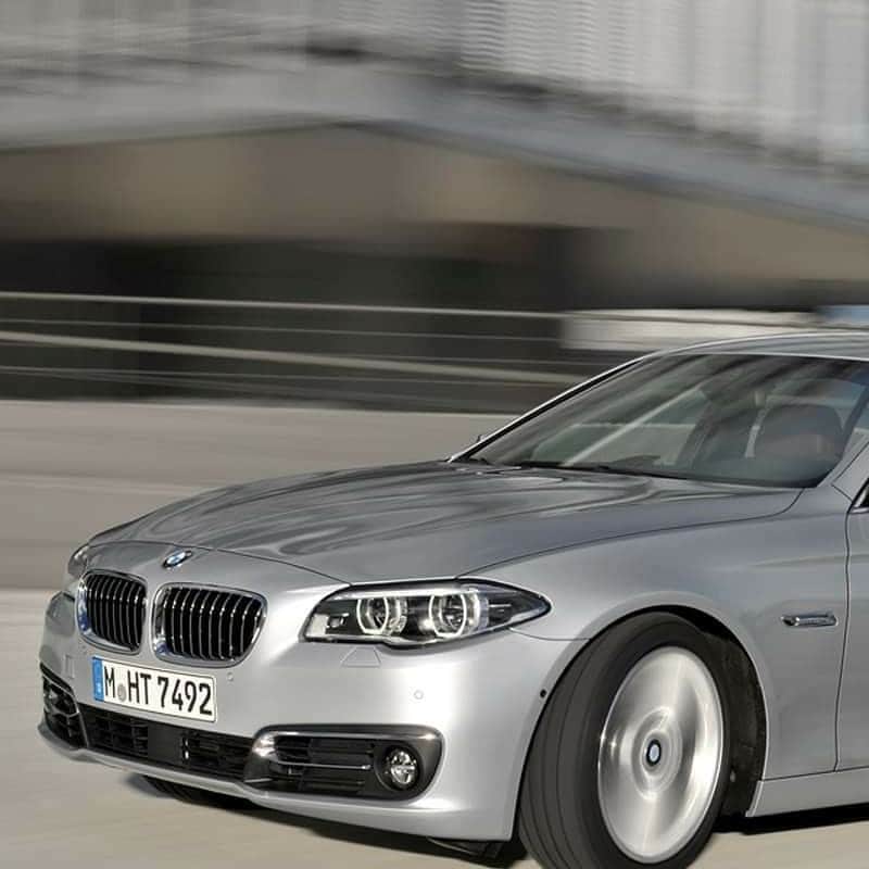 BMW Thailandさんのインスタグラム写真 - (BMW ThailandInstagram)「อีกครั้งกับการเปลี่ยนแปลงเพื่อก้าวสู่การเป็นผู้นำอย่างสมบูรณ์แบบ นี่คือ BMW 5 Series เจเนอเรชันที่ 6 หรือ F10 ที่ประสบความสำเร็จมากที่สุดเท่าที่เคยมีมา!!  ในปี ค.ศ. 2010 โลกก็ต้องตะลึงอีกครั้ง กับการเปิดตัวครั้งแรกของ F10 ด้วยการออกแบบที่เน้นย้ำถึงความสปอร์ตผสมผสานความหรูหราและสง่างามได้อย่างสะดุดตา ล้ำสมัย แต่ยังผสานความงดงามของดีไซน์แห่งความคลาสสิกด้วยกระจังหน้าทรงไตคู่ดีไซน์กว้าง รับกับฝากระโปรงและประตูที่มีสันขอบชัดเจนอันเป็นเอกลักษณ์เฉพาะตัวในแบบฉบับของ BMW  ภายในห้องโดยสารของ F10 ยังได้นำต้นแบบของ BMW 5 Series เจเนอเรชันที่ 4 หรือ E39 มาพัฒนาการออกแบบที่ได้ผสานความกว้างขวาง โอ่อ่า เหนือระดับและอัดแน่นไปด้วยเทคโนโลยีเพื่ออำนวยความสะดวกในการขับขี่สู่ผู้โดยสารอย่างสูงสุด พร้อมการเสริมความปลอดภัยอย่างครบครัน ทั้งระบบช่วยจอด ระบบแจ้งเตือนการชนด้านหน้าพร้อมระบบช่วยเบรกอัตโนมัติ ระบบแจ้งเตือนออกจากช่องจราจร ระบบช่วยเหลือขณะจราจรติดขัด เป็นต้น  และการพัฒนาและการก้าวหน้าอย่างไม่หยุดยั้งก็ไม่เคยทำให้ BMW ผิดหวัง เพราะ BMW 5 Series เจเนอเรชันที่ 6 หรือ F10 คันนี้ถือได้ว่าประสบความสำเร็จมากที่สุดด้วยยอดขายที่ถล่มทลายกว่า 2.3 ล้านคันทั่วโลก หรือพูดง่ายๆว่าทุบกำแพงสถิติยอดขาย BMW 5 Series ทุกรุ่นตั้งแต่ที่เคยมีมา   เตรียมพบคำตอบของการเปลี่ยนแปลงครั้งใหม่ พร้อมลุ้นเป็นเจ้าของ BMW ในราคาเพียงครึ่งล้าน!! เฉพาะผู้ที่ชม BMW Virtual Experience เท่านั้น  คืนนี้ 2 ทุ่มตรง รับชมพร้อมกันทั่วประเทศ ได้ที่ Facebook และ YouTube ของ BMW Thailand Facebook : https://bit.ly/2KnXOna YouTube : https://bit.ly/2NgNy1d  #BMW #BMWTH #THE5 #F10 #TheBMW5SeriesHistory #BMWVirtualExperience #Areyoureadytochange #JOYisBMW #สุนทรียภาพแห่งการขับขี่」1月20日 18時57分 - bmwthailand