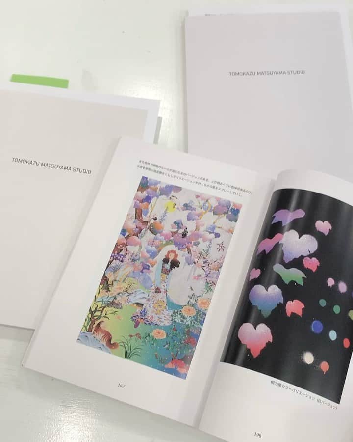 松山智一のインスタグラム：「Spending nearly 6 months of time, finally documented my method of making to upgrade my skills and share within my studio . Ends up to be 300 pages 📖   独学で編み出した多くの技法をスタジオで完全共有することを目的で作り出した制作マニュアル、気がつけば300ページとなり、半年以上かかった。尽力してくれたスタッフに感謝。これで誰でも松山智一の絵が描ける。アートには、天性だとか、生まれ持った才能なんて、絶対に無い。そしていらない。情熱と根性のみ。  確かめたいなら、うちに修行にこい！」