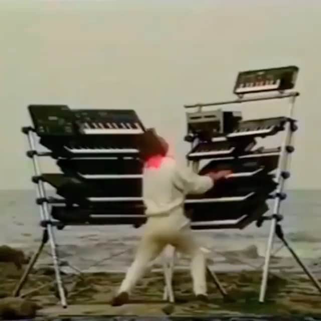 テイ・トウワのインスタグラム：「MY ALL TIME FAV MOVE 🙉👀✨ 20210120 #repost @neontalk ・・・ Today we can feel the Wind Of Change...  … Mario Mathy – Jumping Dance. 1987🇧🇪 follow @neontalk for more epicness from the 80s …」
