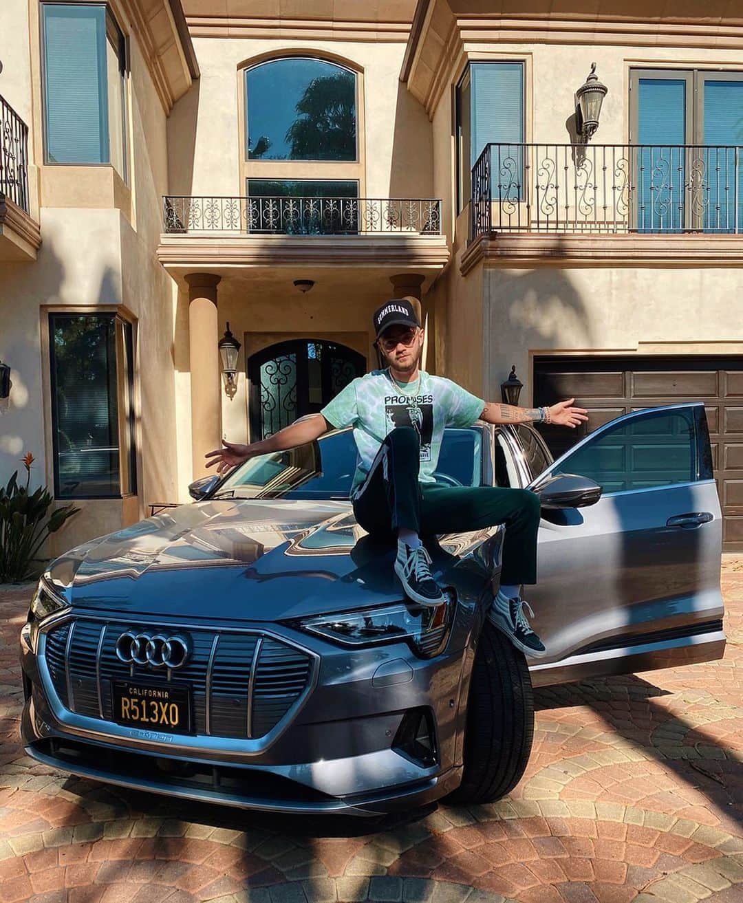ジャック・ジョンソンのインスタグラム：「Shoutout to my peoples over at @audi for sending me the new E-TRON while my A7 is in the shop 🤞🏼 Electric vehicles are the way of the future! #AudiAmbassador」