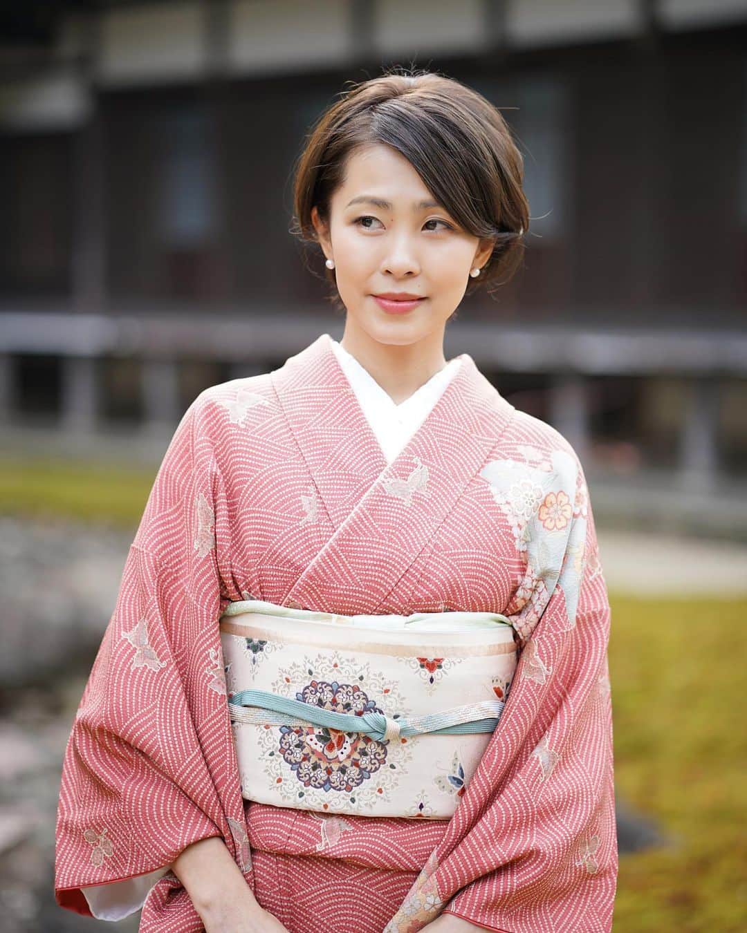 のインスタグラム：「おはよー  キョロキョロ👀ニコ🙂  早く冬終わらないかなー。 毎日寒くて寒くて もう冬眠しちゃいたいくらい🐻 気がつくと猫背になってて 身長縮みそうだわ。  着物… @kamakura.kimono.kanon photo… @photogragon   #鎌倉着物花のん #鎌倉着物レンタル #着物 #和服 #訪問着 #鎌倉 #大人の着物 #美しい着物 #鎌倉着物撮影 #着物撮影 #帯締め #大人ショート #大人ショートボブ」