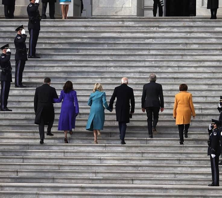 ジェフ・ペリーさんのインスタグラム写真 - (ジェフ・ペリーInstagram)「HELLOOO President @joebiden and Madame Vice President @kamalaharris! And of course @drbiden and @douglasemhoff! History was made today. The renewal of grace to our country. A better America starts today. What a remarkable time. Grateful and excited for what’s ahead! 😍👏💙」1月21日 4時28分 - jeffperryreal