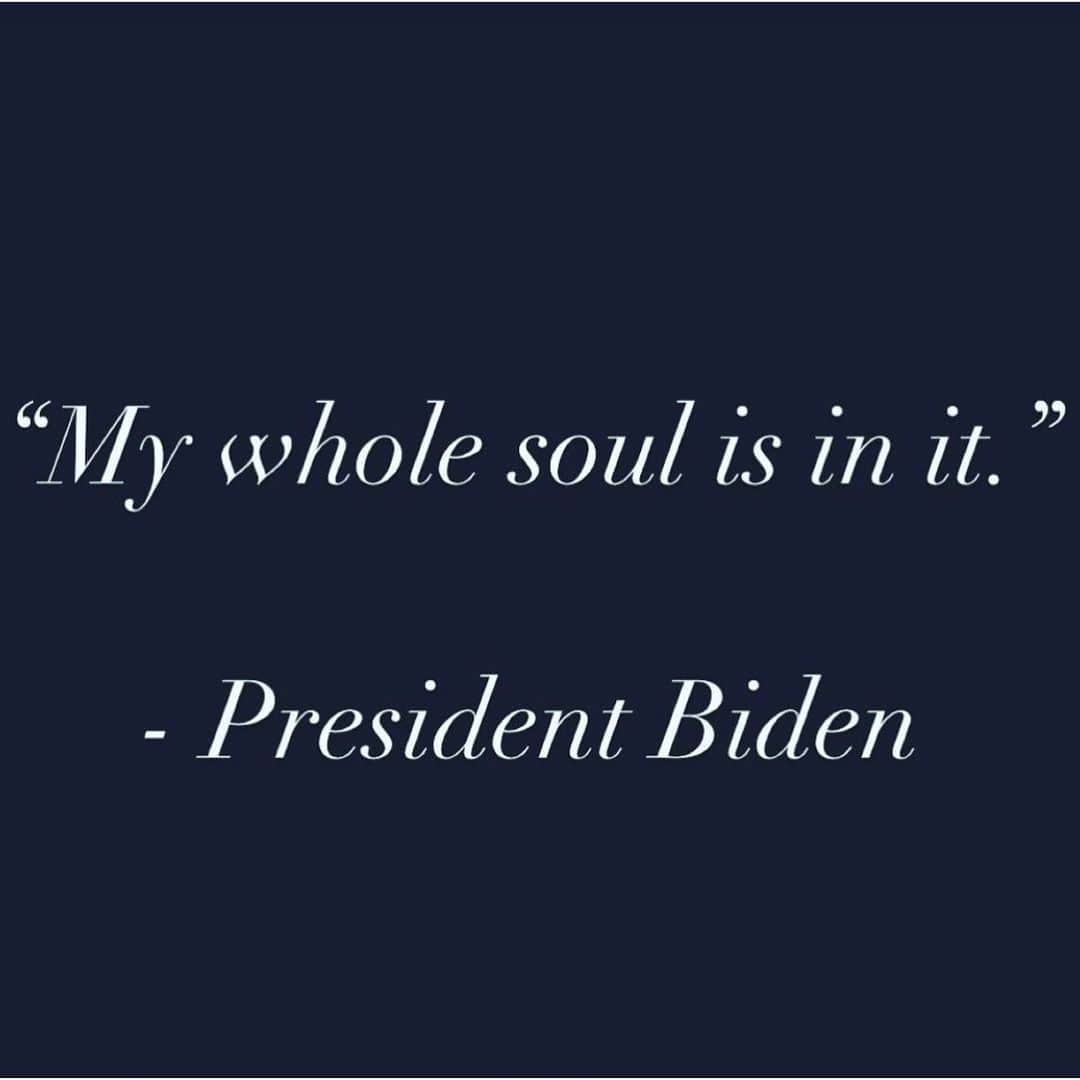 デブラ・メッシングさんのインスタグラム写真 - (デブラ・メッシングInstagram)「Democracy Reigns.🇺🇸  I have been crying all morning.  The former Presidents and First Ladies, gathered in community, in support and celebration. Kamala Harris, the First and not the last, the powerful prayers, the words of The Star Spangled Banner and God bless America resounding across the Mall, the country and the world. Amanda Corman, a revelation. Her poetry, her Light, her countenance nothing short of stunning.  And finally, President Joe Biden, standing in his power, speaking Truth, from a limitless heart, committed to unity but also BOLD Change.   He will defeat white supremacy. He will fight for Equity.  And he welcomes all Americans to hear him out, judge his heart and if they still disagree—-peaceably—-that is OK. He will fight for a better life for you anyway.  A new dawn.   #bidenharris2020 #joebiden #kamalaharris #inauguration #LadyGaga #JLo #AmandaCorman」1月21日 4時32分 - therealdebramessing