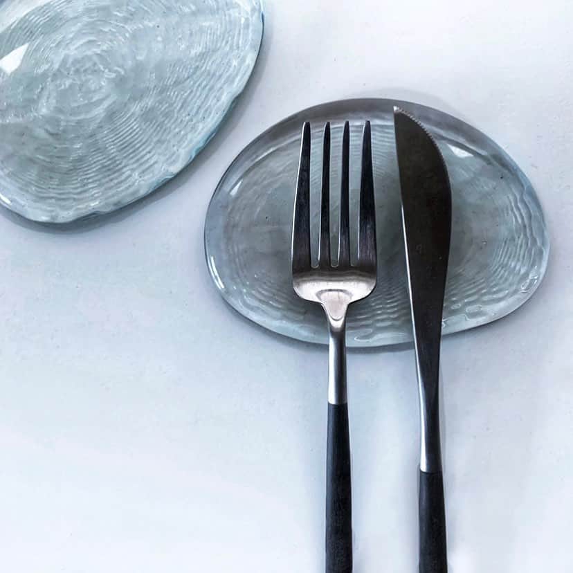 飯島望未さんのインスタグラム写真 - (飯島望未Instagram)「@water_products_design    今はもう滅多に見かけない ブラウン管テレビのディスプレイのガラスから再生されたこの“ AME NO SHITA”  @sealbank セアルさんとのコラボレーションで 生まれました。   人が生み出し使わなくなったものを 人の手でまた美しいものへと 循環させていくことってとても 心が満たされる気がします。💭  “環境“って誰もが意識できることではないかもしれないけれど 自分が使ってたものから 新たな価値を見出して美しいもの、 楽しいなにかを作ることって 唯一無二のものになるし 結果的に環境にも良い。 作り手の思いや目に見えない ストーリーなどに共感して 寄り添うことが出来ればいいなと思います。  私はカトラリーレストや ジュエリープレートにしてるけど 他にもお皿として使っても素敵です。  私のカメラセンスが無さすぎて 良さが伝わっていなかったらごめんなさい笑  セアルさん ありがとございます♡」1月21日 4時33分 - nozo0806