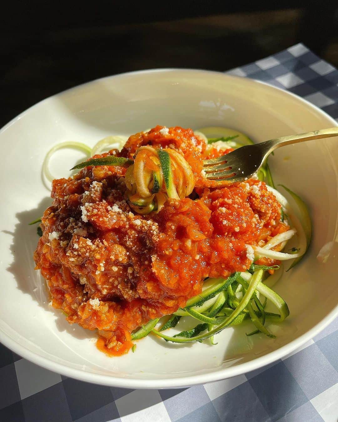Sascha Barbozaのインスタグラム：「Receta de Salsa de pavo y tomate para pasta! Yo la comí con calabacín y a las niñas se las serví sobre una pasta integral.   Medio kilo de pavo molido. Una cebolla picada en cuadritos. Dos dientes de ajo machacados.  Aceite de oliva para saltear, sal y pimienta.   Primero calienta el aceite en la sartén y dorar la cebolla con el ajo, una vez translúcida agrega el pavo, condimenta, cocina pero deja que quede algo jugoso, no lo sé que es demasiado para que se termine de cocinar en la salsa.   La salsa roja es la misma que usé para las albóndigas, se las comparto de nuevo.  Pica en cuadros pequeños cebolla para una taza de cebolla, 1/4 de taza de zanahoria rallada, dos dientes de ajo machacados, sofríe en aceite de oliva hasta que esté suave y tierna la cebolla. Agrega dos latas de tomate de 28 onzas cada una, una cucharada de pasta de tomate, sal y pimienta al gusto, dos cucharaditas de orégano, las especias de tu preferencia, un poquito de perejil, puedes agregar un poquito de azúcar, edulcorante o como hice yo una cucharada de ketchup para neutralizar un poco la acidez del tomate. Deja que se cocine bien todo, pasa por un procesador si te gusta una salsa más homogénea, reduce un poco la salsa y remata con un chorrito de aceite de oliva.  una vez que la salsa está lista agrega el pavo y deja que cocine un par de minutos más y listo!」