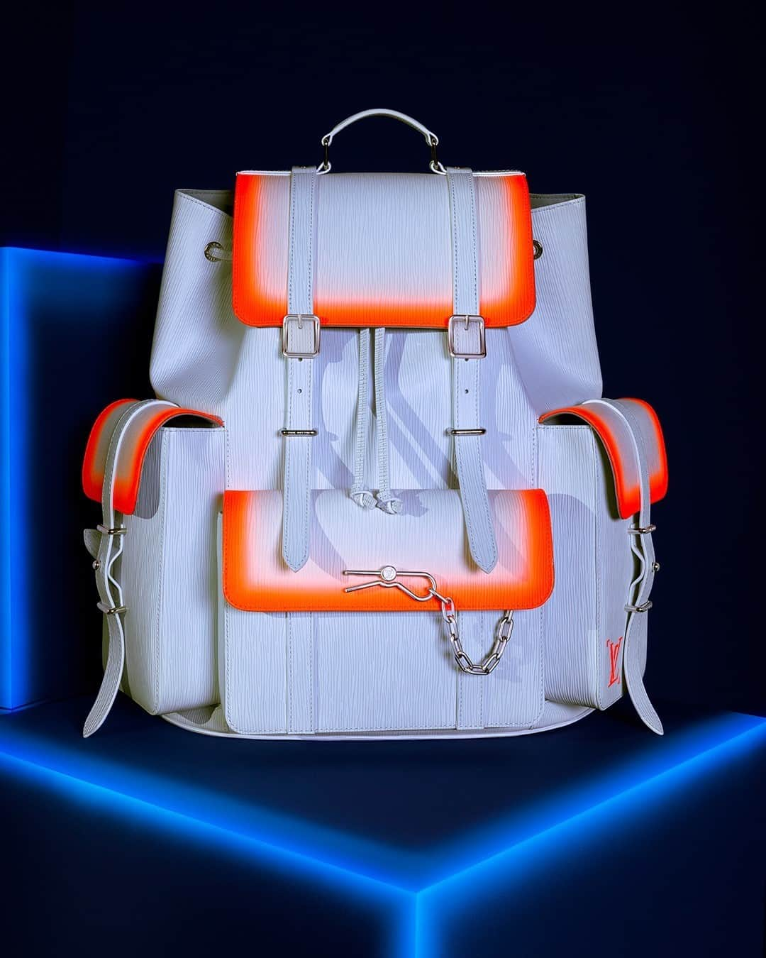 ルイ・ヴィトンさんのインスタグラム写真 - (ルイ・ヴィトンInstagram)「#LVMenFW21 Neon outlines. A New Christopher backpack in Epi leather from @VirgilAbloh’s next #LouisVuitton collection features a spray-painted effect. Watch the presentation live on Thursday, January 21st at 2:30 pm (GMT + 1) on Instagram or louisvuitton.com」1月21日 4時55分 - louisvuitton