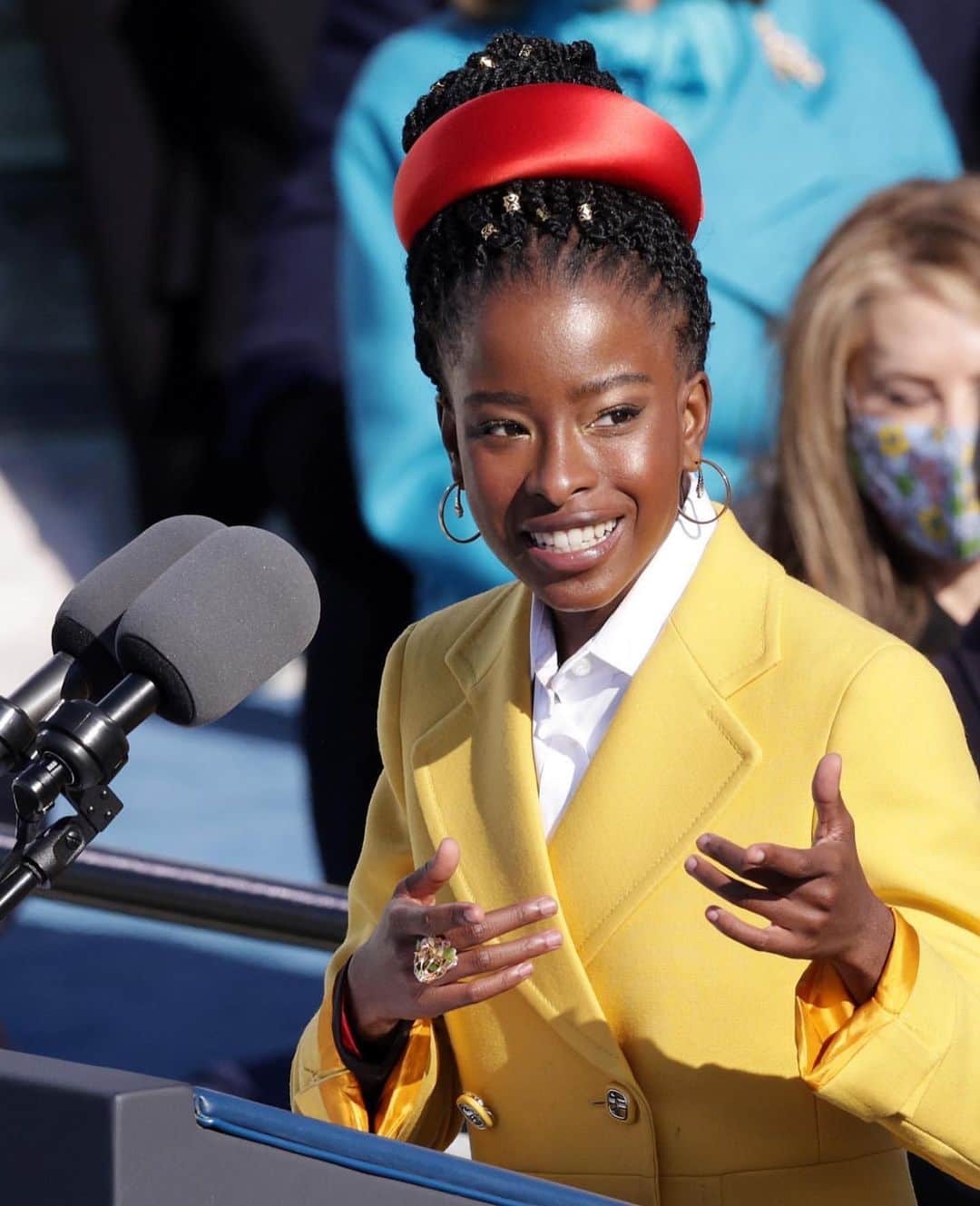 アンナ・デッロ・ルッソのインスタグラム：「Enchanting ❤️❤️❤️ Youngest poet laureate @AmandascGorman speaks at the Inauguration of US President @JoeBiden at the US Capitol in Washington🇺🇸 DC. At the age of 22, the Los Angeles-born writer and performer is the youngest poet to perform at a presidential inauguration. Her poem, “The Hill We Climb”, is a new composition she said she hoped would “speak to the moment” and “do this time justice.” #InaugurationCeremony #repost @vogueitalia」