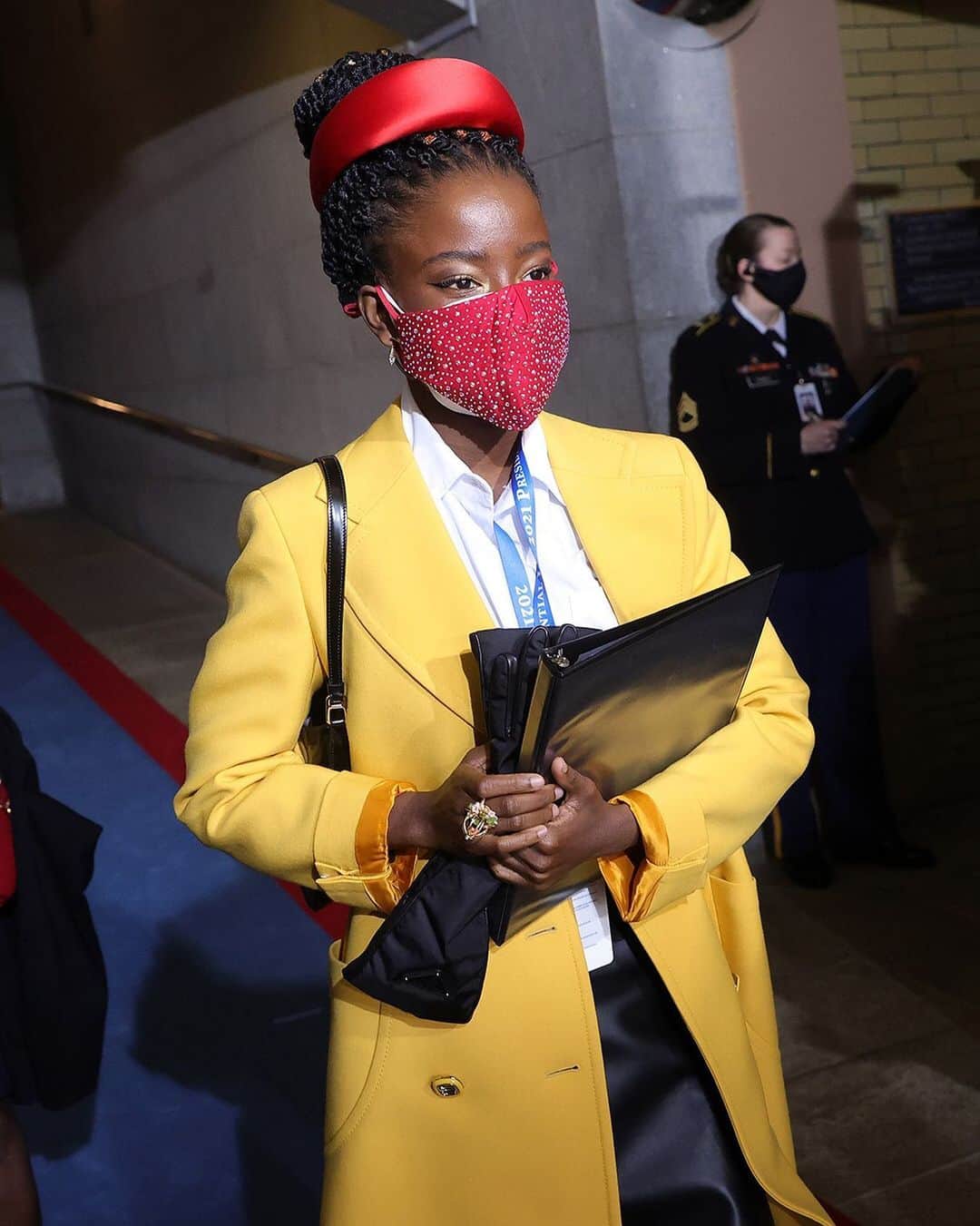 Fashion Weekのインスタグラム：「National youth poet laureate @amandascgorman's powerful words were captivating — much like her ensemble — at today's inauguration of President @JoeBiden and Vice President @KamalaHarris. The 22-year-old rising star wore @prada for the historic event. Photo by @gettyimages」