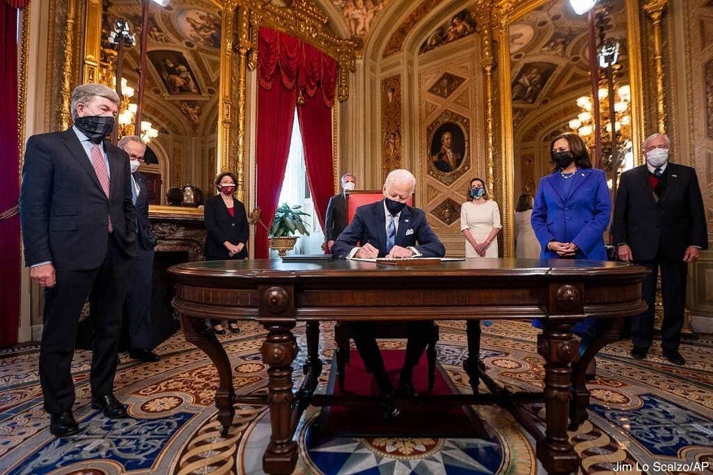 ABC Newsさんのインスタグラム写真 - (ABC NewsInstagram)「Pres. Joe Biden signs three documents including an inauguration declaration, cabinet nominations and sub-cabinet nominations in the President's Room at the U.S. Capitol.  For live inauguration updates, click LINK IN BIO. #inaugurationday」1月21日 5時01分 - abcnews