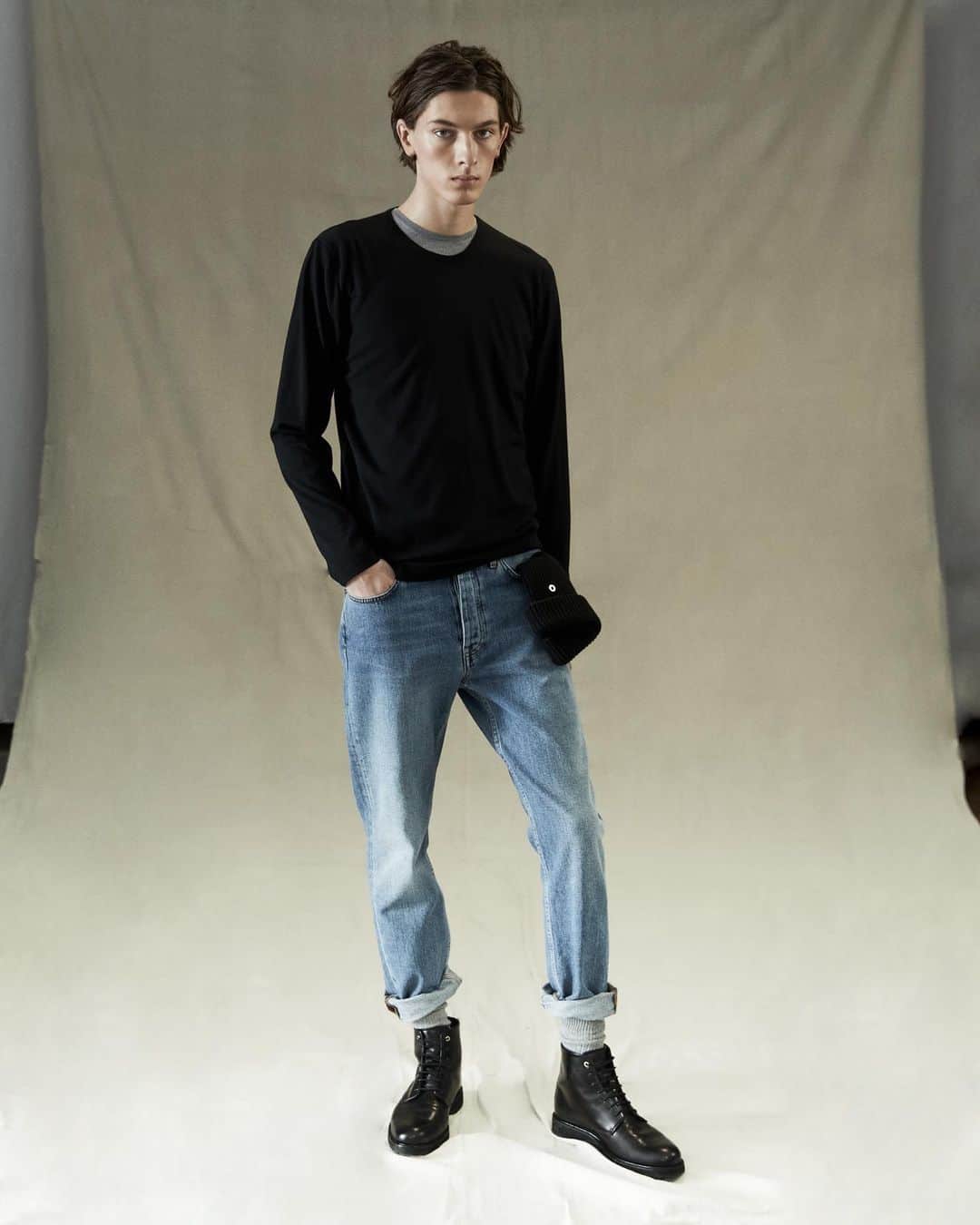 ウォントのインスタグラム：「A thoughtful, edited selection of knitwear. Crafted from the finest wool and cashmere blends, our streamlined silhouettes offer sleek form, function and an opportunity to choose fewer, better items. Discover the unisex collection now—link in bio.  #wantlesessentiels #worldofwant」