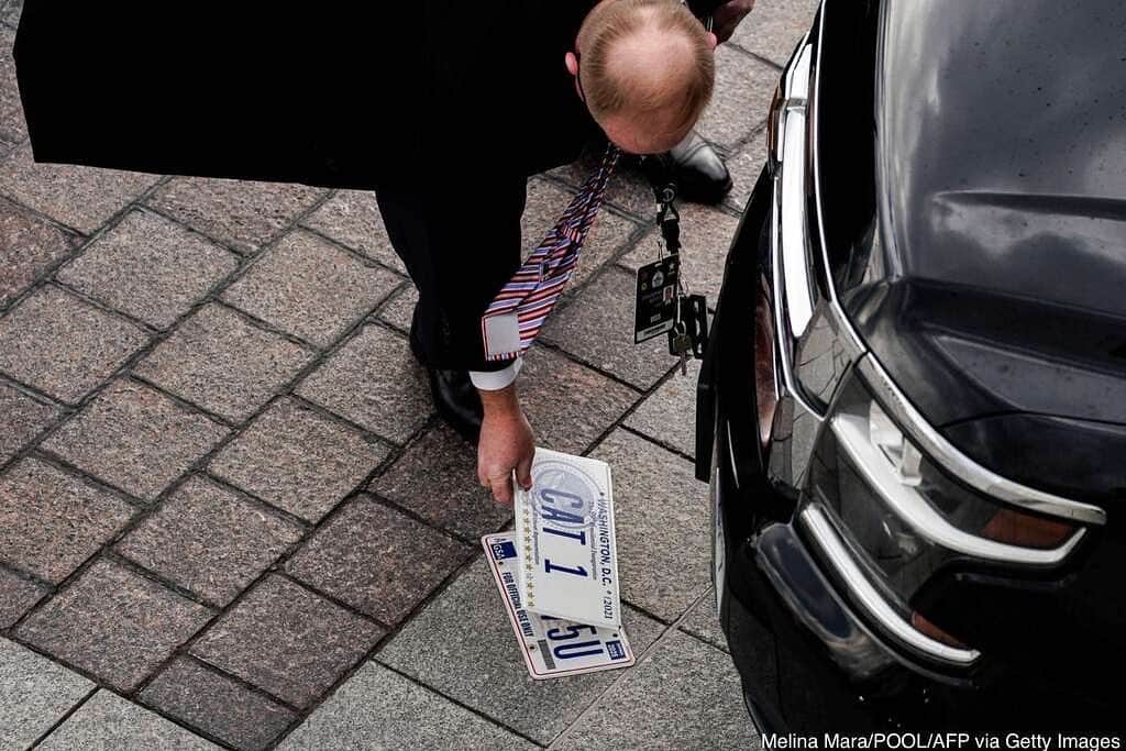 ABC Newsさんのインスタグラム写真 - (ABC NewsInstagram)「Officials transfer license plates of the motorcade ahead of the inauguration of Joe Biden as the 46th U.S. President. #inauguration #joebiden #kamalaharris #washingtondc」1月21日 5時22分 - abcnews