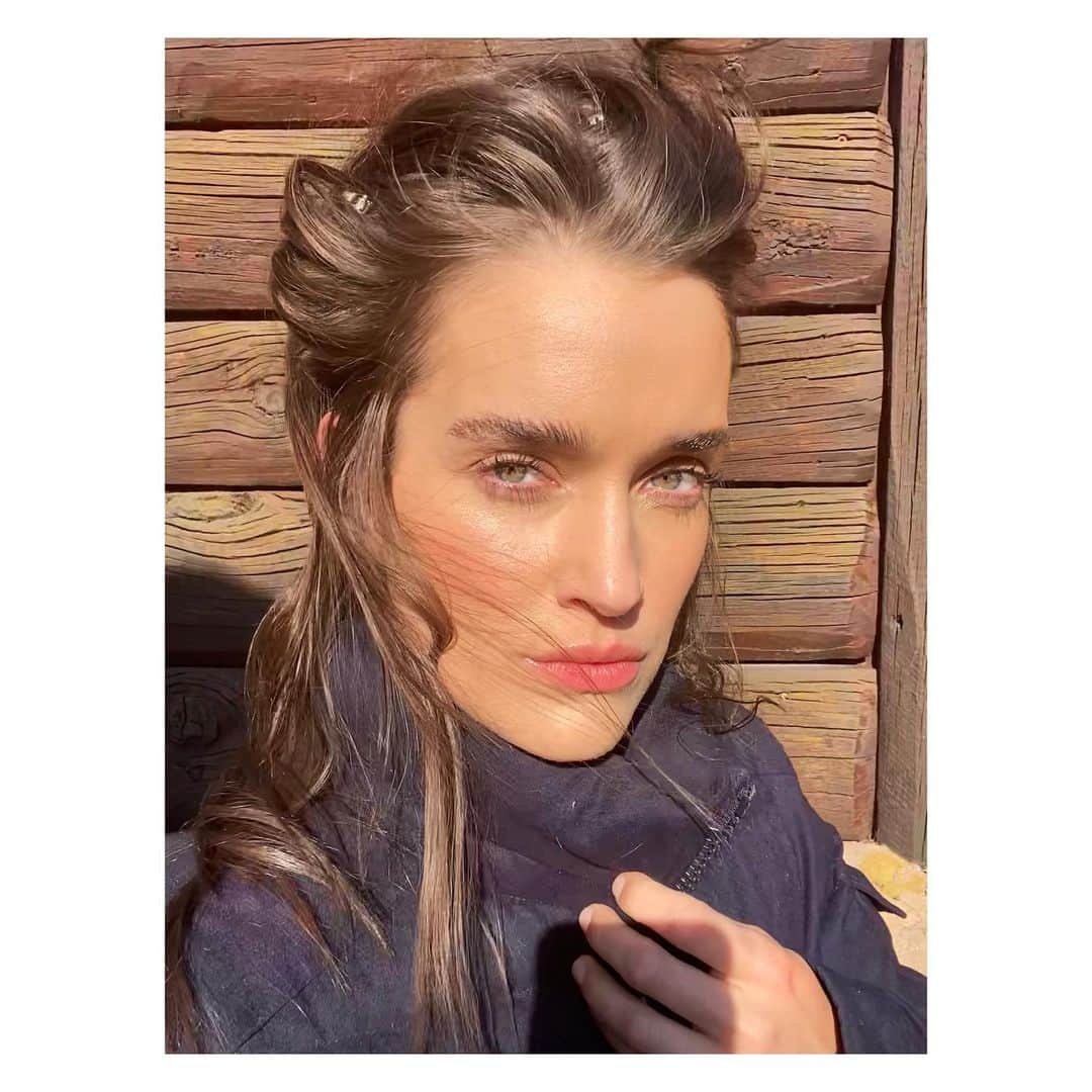 ケイト・ハリソンのインスタグラム：「Yesterday w @paulmitchell 🤍:)」