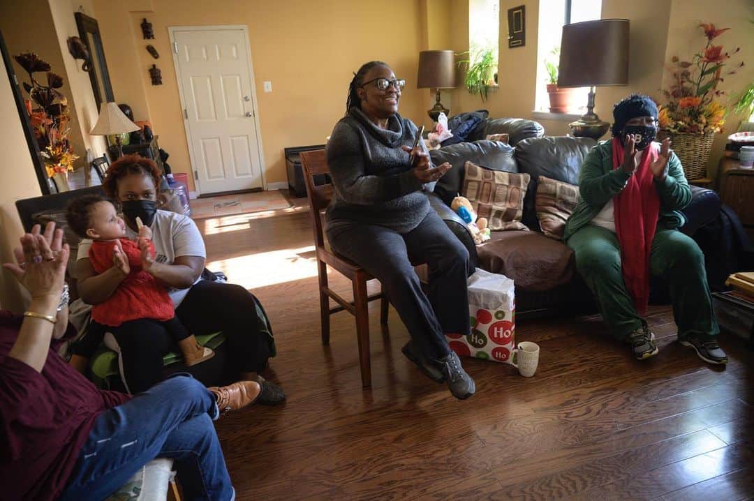のインスタグラム：「Photos by @andreabruce / Roseinia Garmany, Jasmine Thomas, 16-month-old Elani Garmany, Deborah Thomas, and Gloria Thomas— representing four generations of women in their family—watch the Inauguration in Deborah's Washington, D.C., home.  "I can't wait until this week ... We are going to walk around and it's going to feel completely different—a sense of calm," said Roseinia.」