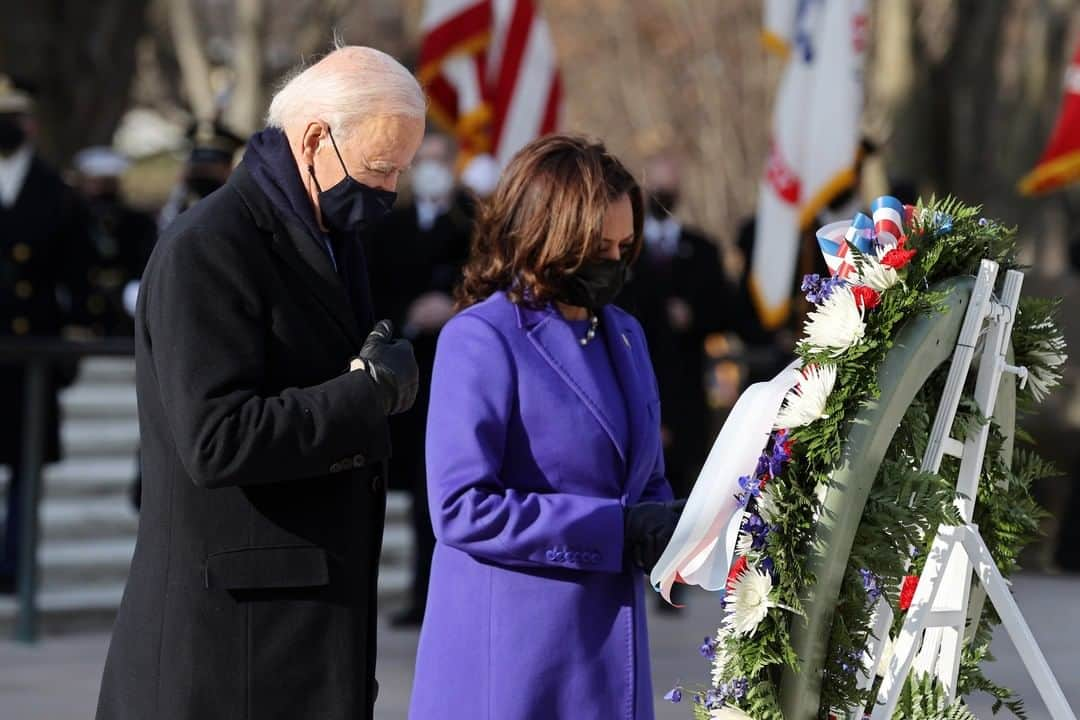 CNNさんのインスタグラム写真 - (CNNInstagram)「President Joe Biden and Vice President Kamala Harris traveled to Arlington National Ceremony for a wreath-laying ceremony at the Tomb of the Unknown Soldier. They were joined by former Presidents Barack Obama, George W. Bush and Bill Clinton and former first ladies Michelle Obama, Laura Bush and Hillary Clinton.  (📸: Chip Somodevilla/Getty Images)」1月21日 5時24分 - cnn